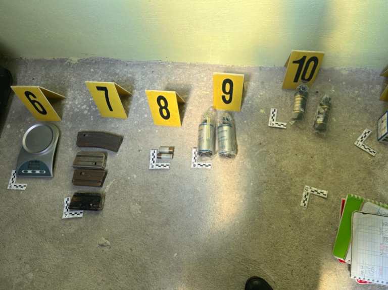 Capturan a “La Güira” y “La Chilanga” en El Gallito durante allanamiento que revela arsenal y droga valorada en Q34