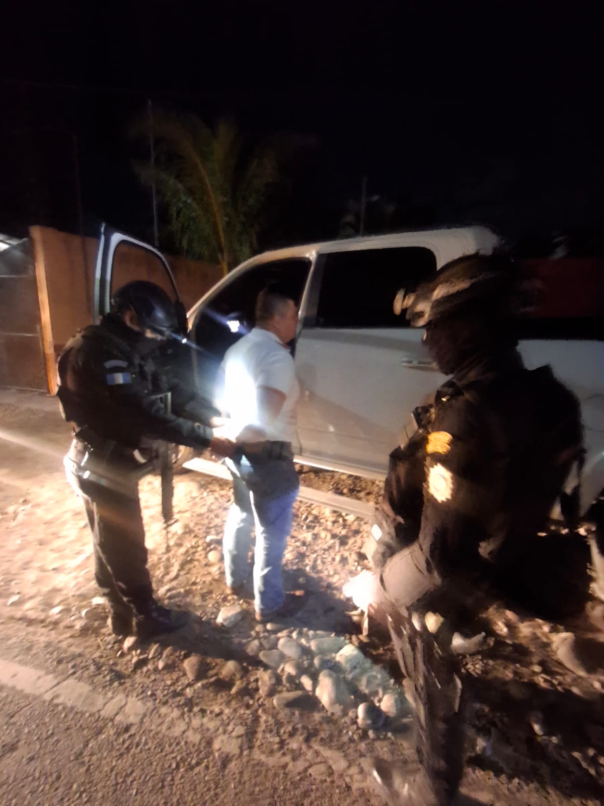 Agentes de la SGAIA-PNC escoltan a Julio “P” tras su captura en Gualán, Zacapa. (Foto Prensa Libre: PNC)