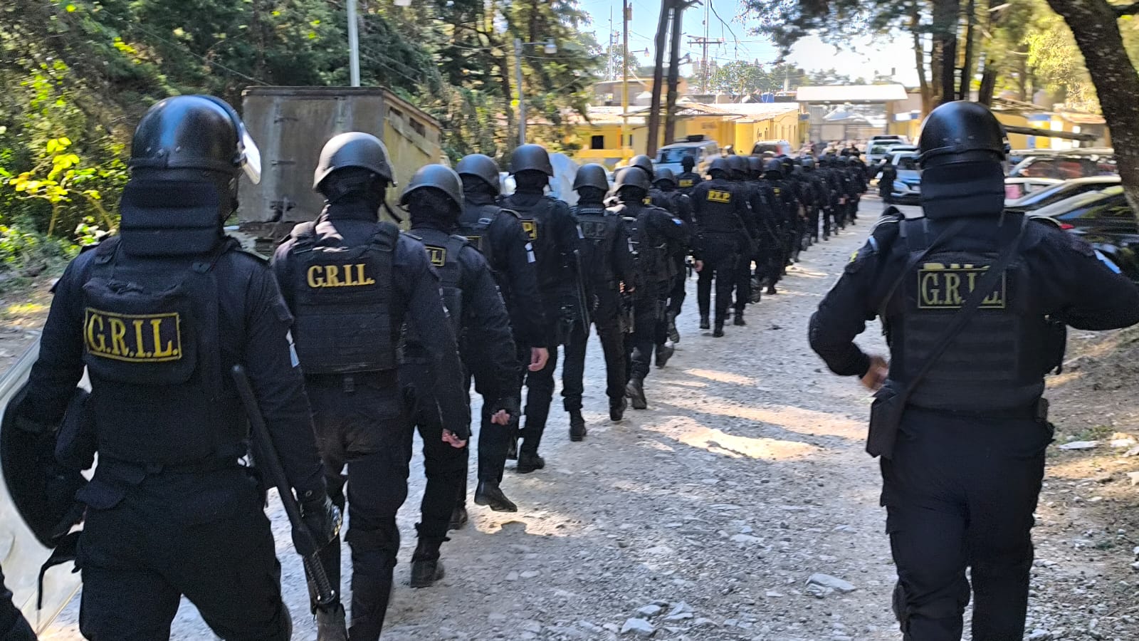 Agentes de la PNC ingresan al Centro Preventivo Pavoncito durante un operativo conjunto con el Sistema Penitenciario. (Foto Prensa Libre: PNC)