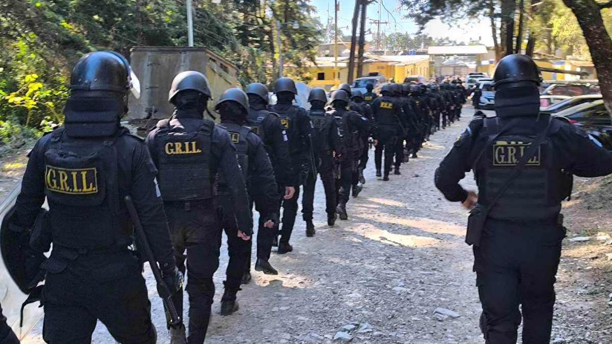 Agentes de la PNC ingresan al Centro Preventivo Pavoncito durante un operativo conjunto con el Sistema Penitenciario. (Foto Prensa Libre: PNC)