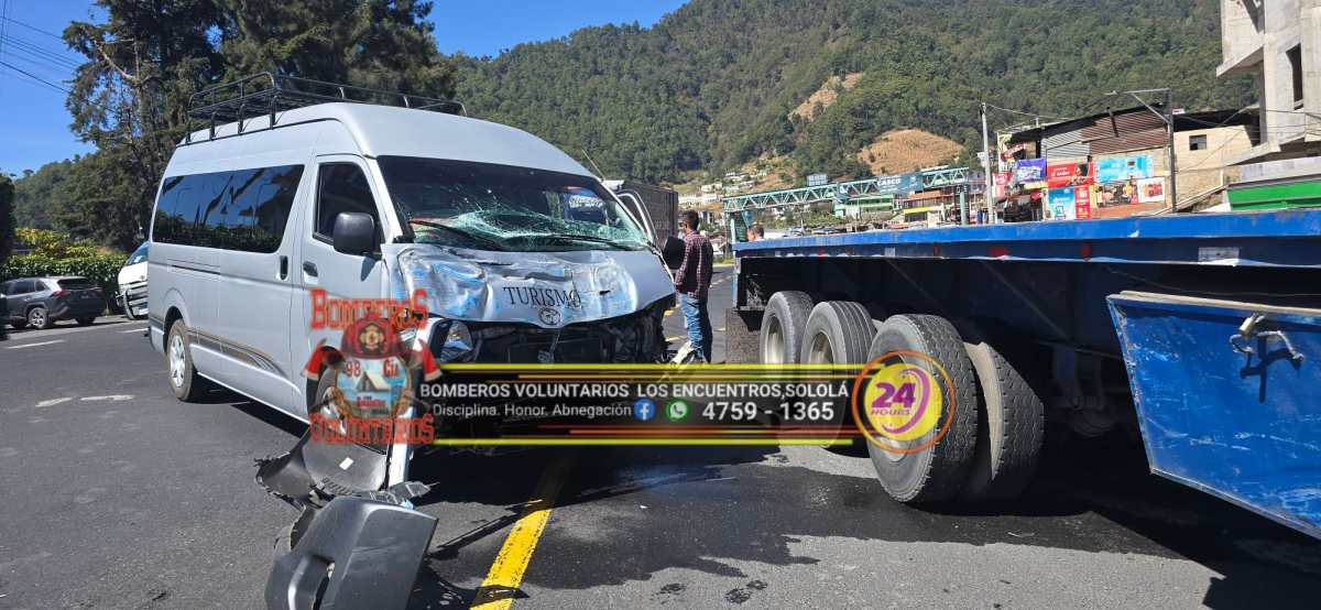 Bomberos Voluntarios atienden a cinco mujeres costarricenses tras un accidente en el kilómetro 130 de la ruta Interamericana, en el caserío Los Encuentros, municipio de Sololá. (Foto Prensa Libre: Bomberos Voluntarios Los Encuentros)