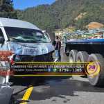 Bomberos Voluntarios atienden a cinco mujeres costarricenses tras un accidente en el kilómetro 130 de la ruta Interamericana, en el caserío Los Encuentros, municipio de Sololá. (Foto Prensa Libre: Bomberos Voluntarios Los Encuentros)