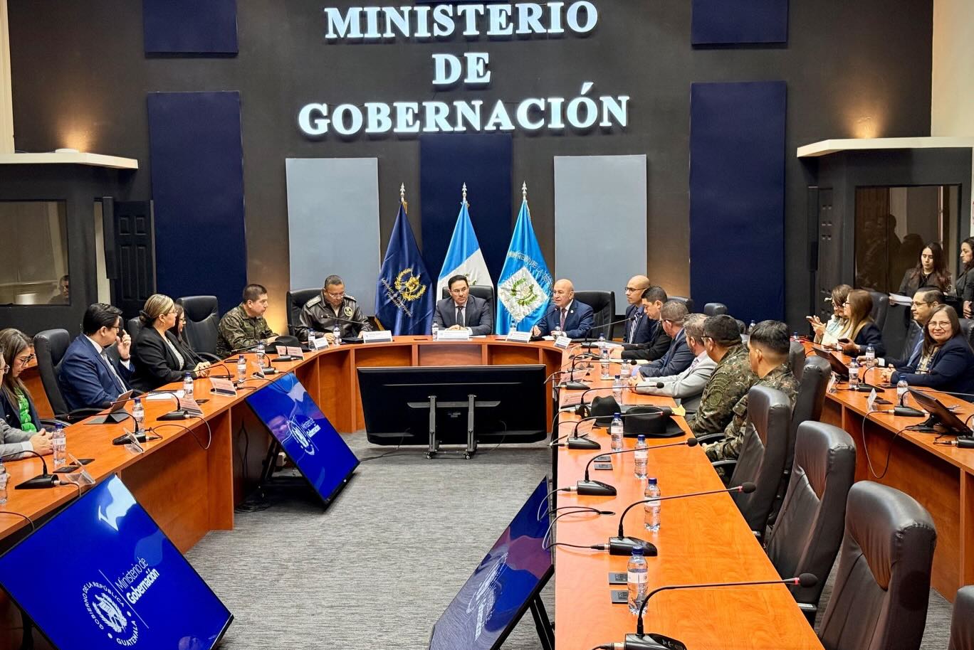 Autoridades de Gobernación y de la Defensa firman convenio interinstitucional para construir una cárcel de máxima seguridad en Izabal. (Foto Prensa Libre: Tomada de la cuenta de X @Ejercito_GT) 