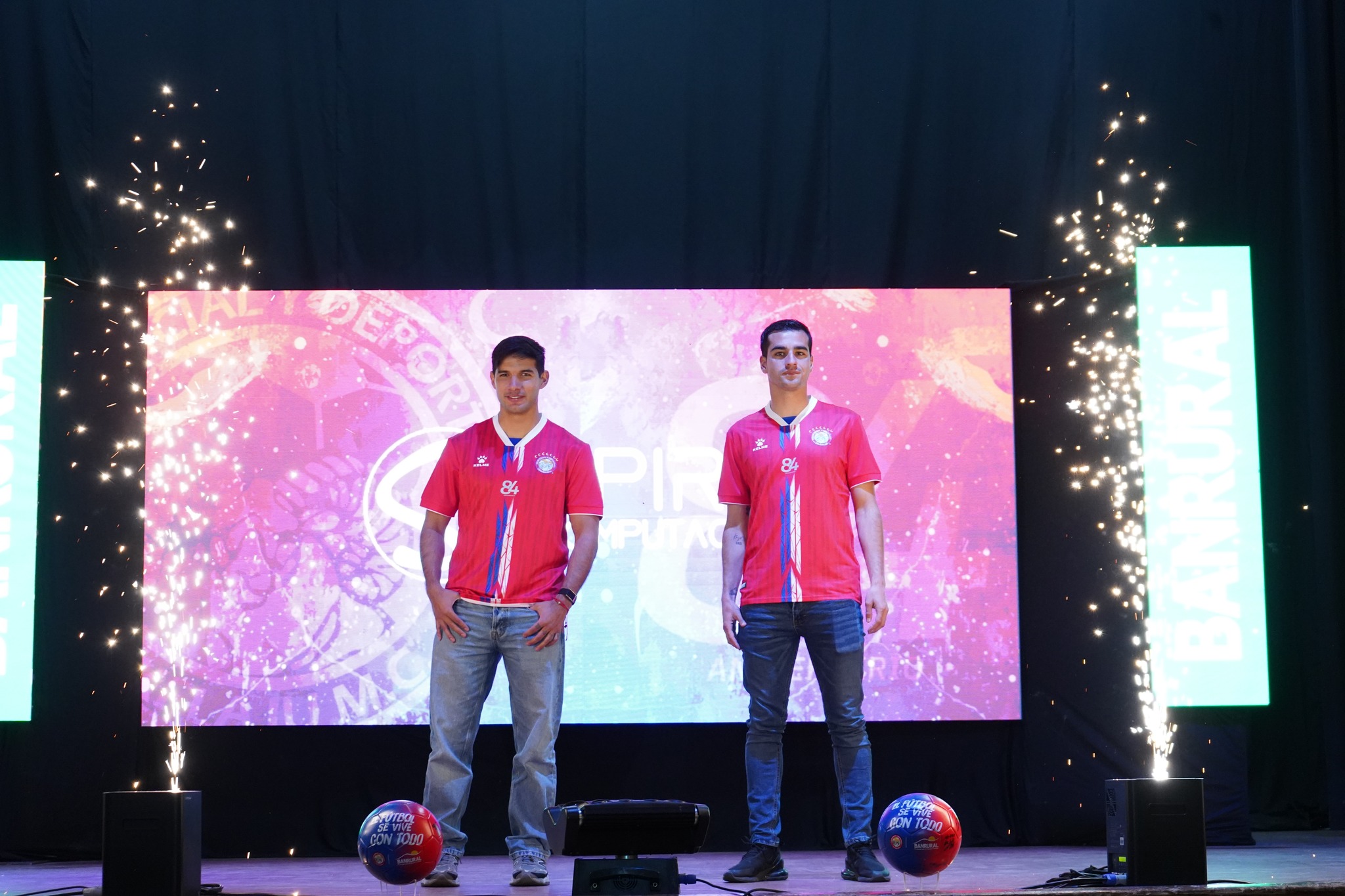 Xelajú MC su mcasila por su 84 aniversario de fundación del cuadro Supervhivo. (Foto Prensa Libre; Xelajú MC).