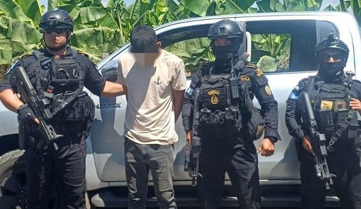 Agentes de la SGAIA-PNC trasladan a Audias “V”, de 28 años, capturado con fines de extradición en La Blanca, San Marcos. (Foto Prensa Libre: PNC)
