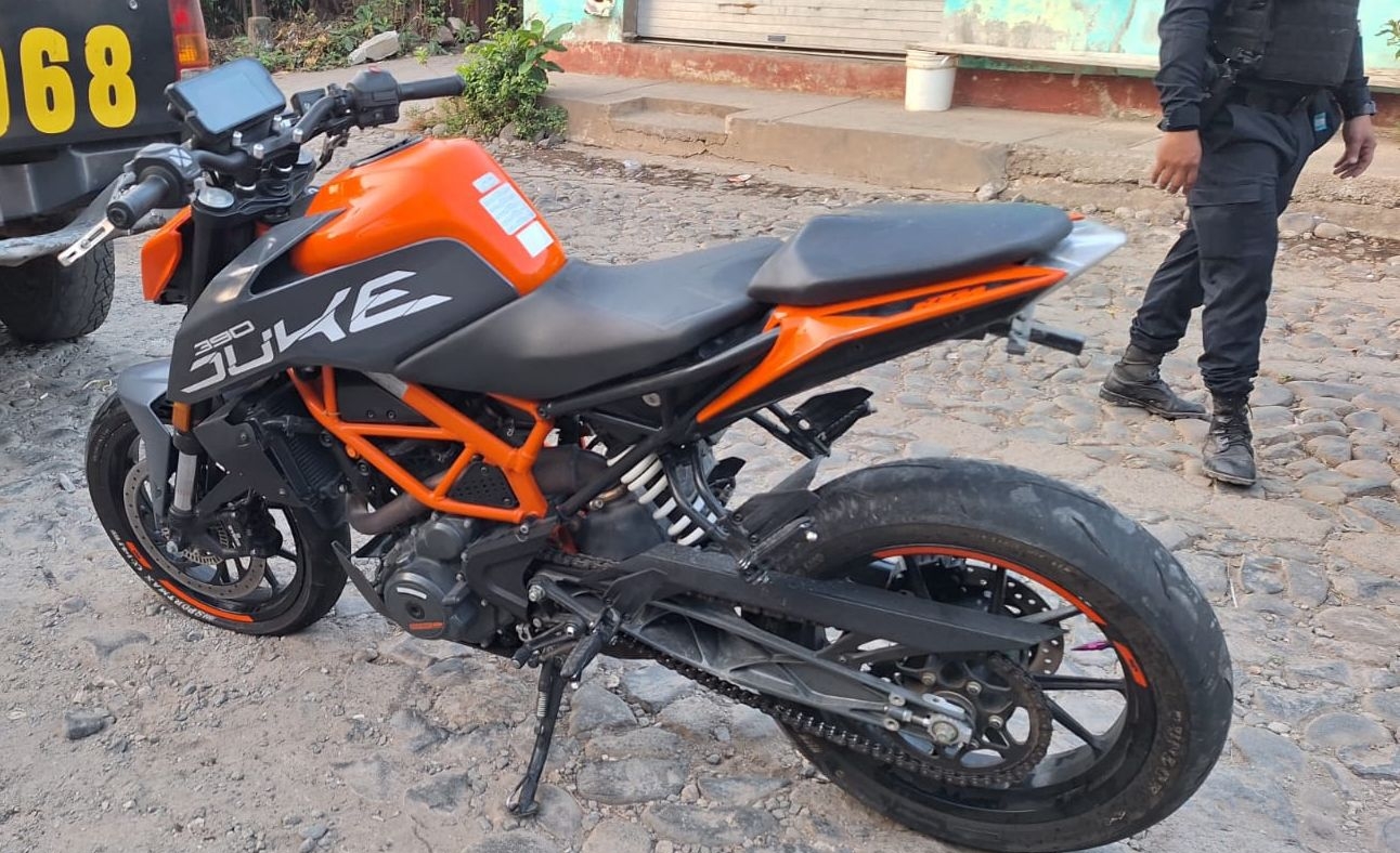 Capturan a presuntos pandilleros con motocicleta robada que sería vendida en México