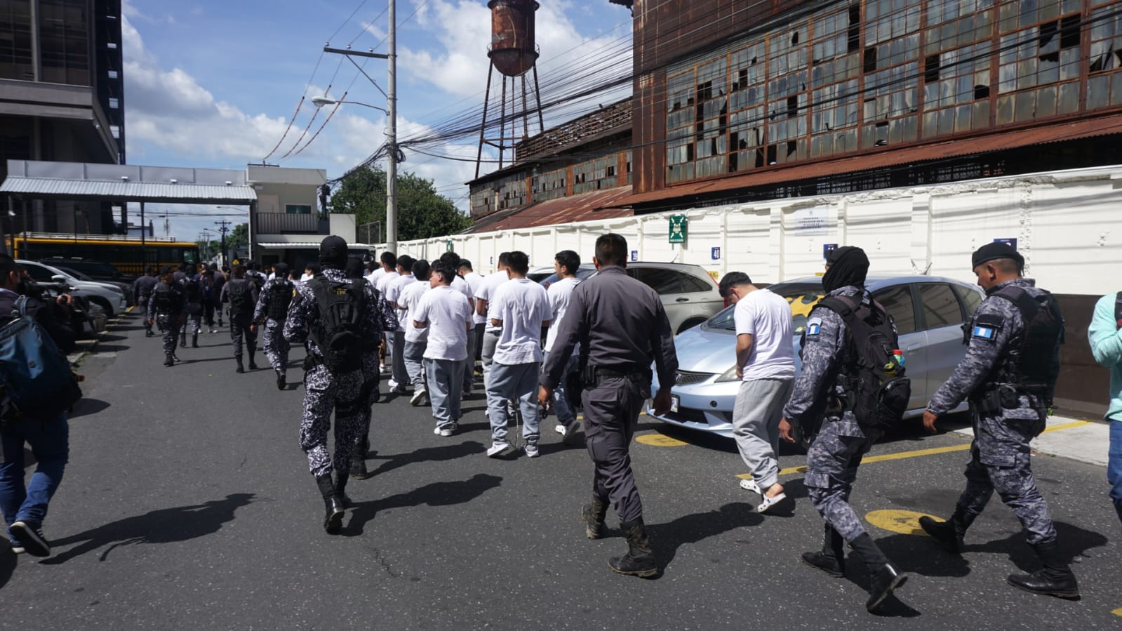 Agentes del Sistema Penitenciario trasladan a los reos señalados por el motín en la correccional, ocurrido en agosto del 2025. (Foto Prensa Libre)