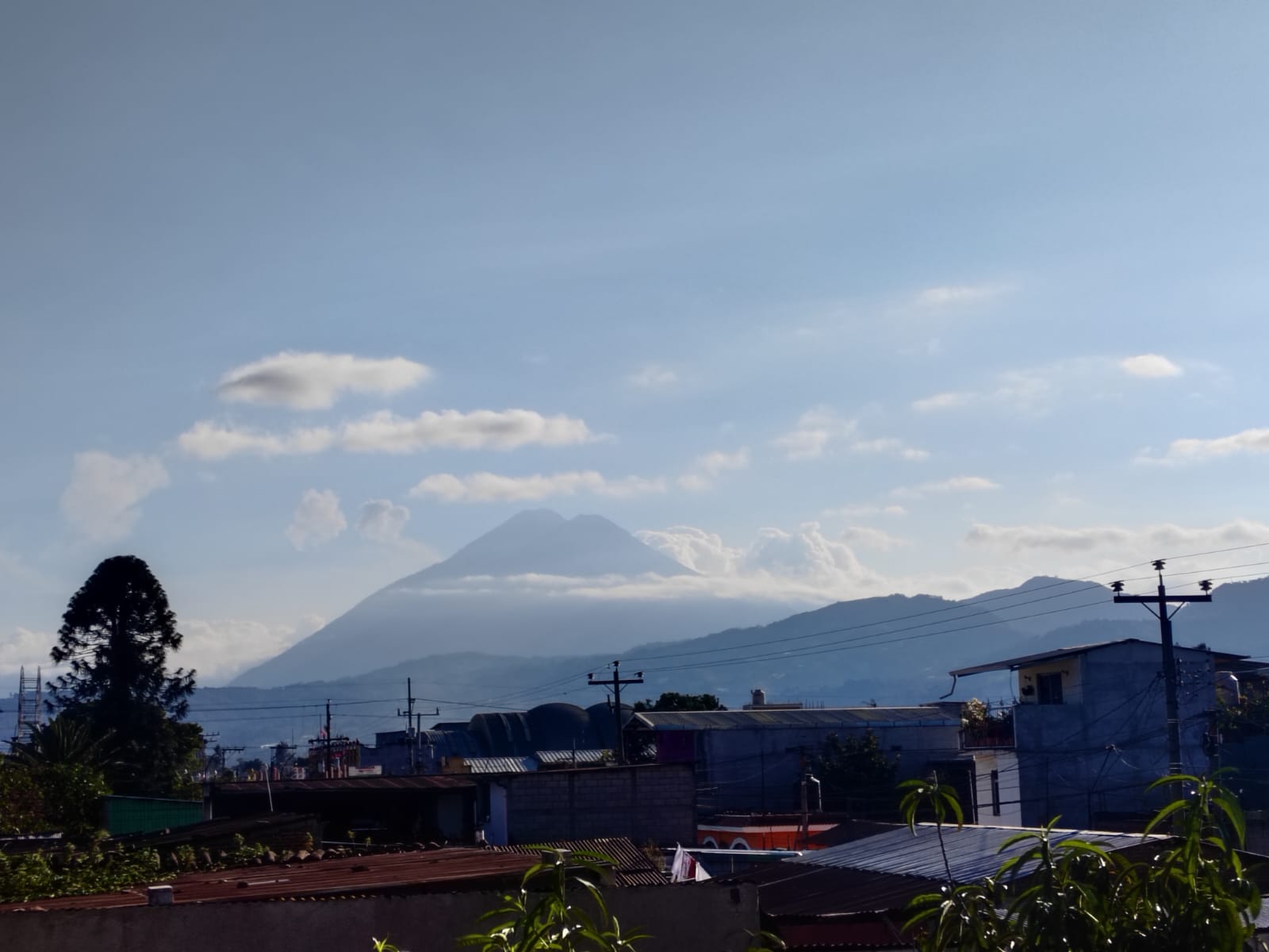 El volcán Acatenango aparece cubierto de neblina al atardecer, debido al descenso térmico en el occidente del país. (Foto Prensa Libre: César Pérez Marroquín)