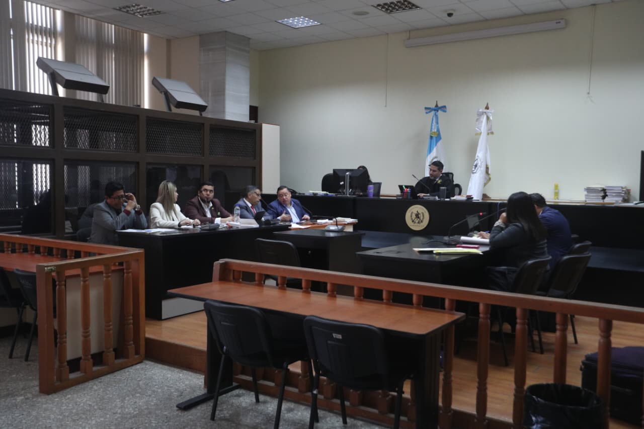 Sindicados por integrar la estructura conocida como los “Memas” comparecen ante el Juzgado de Mayor Riesgo B, donde se inició la audiencia de primera declaración por robo agravado, secuestro y asociación ilícita. (Foto Prensa Libre: Moisés Xec)