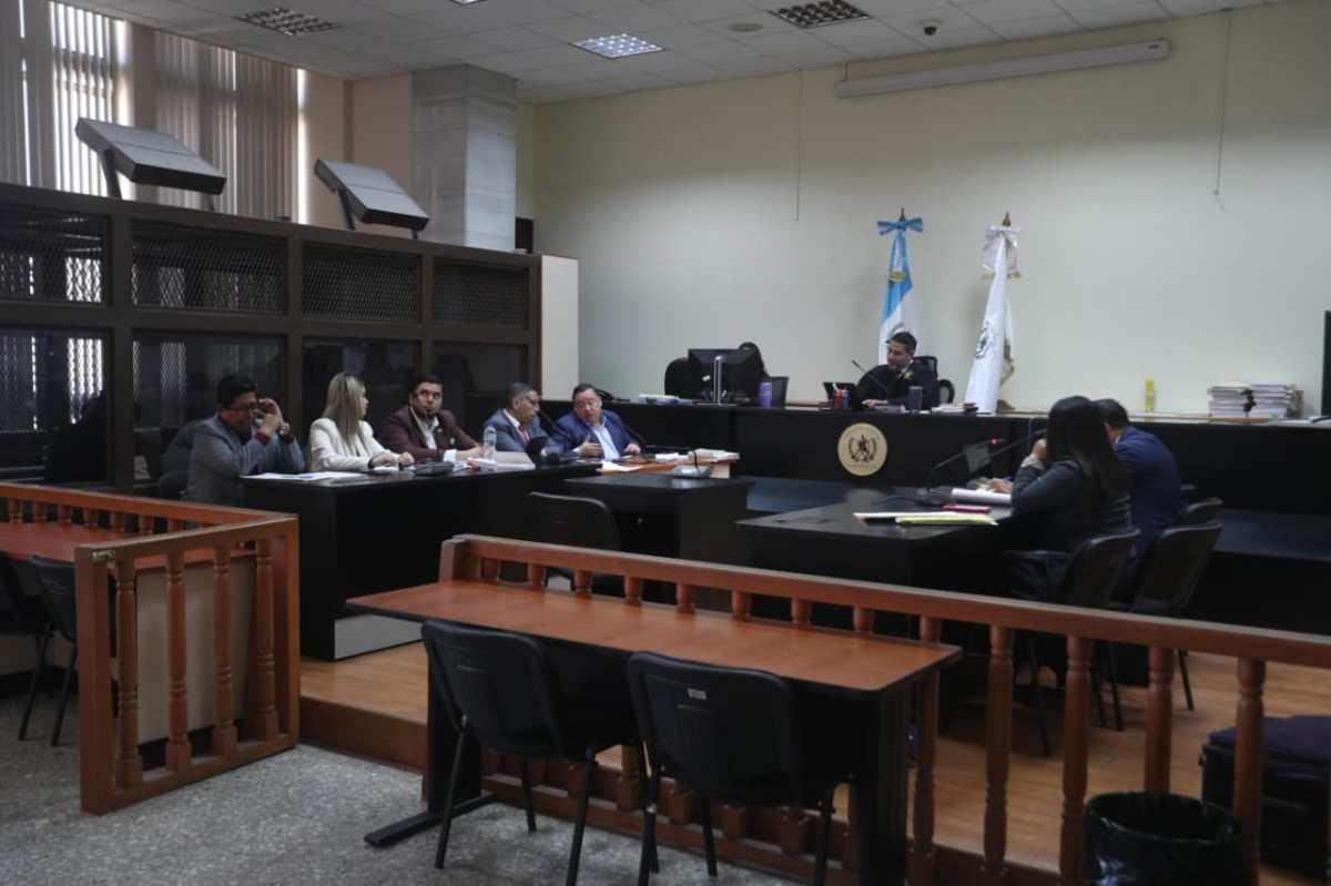 Sindicados por integrar la estructura conocida como los “Memas” comparecen ante el Juzgado de Mayor Riesgo B, donde se inició la audiencia de primera declaración por robo agravado, secuestro y asociación ilícita. (Foto Prensa Libre: Moisés Xec)