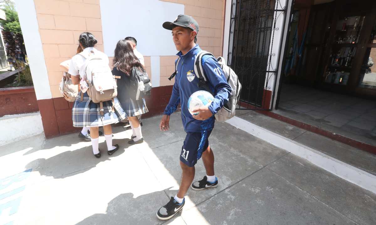 Diego Chén ha sido muy disciplinado para poder sobresalir académicamente como con su club Cobán Imperial. (Foto Prensa Libre: Douglas Suruy Franco).