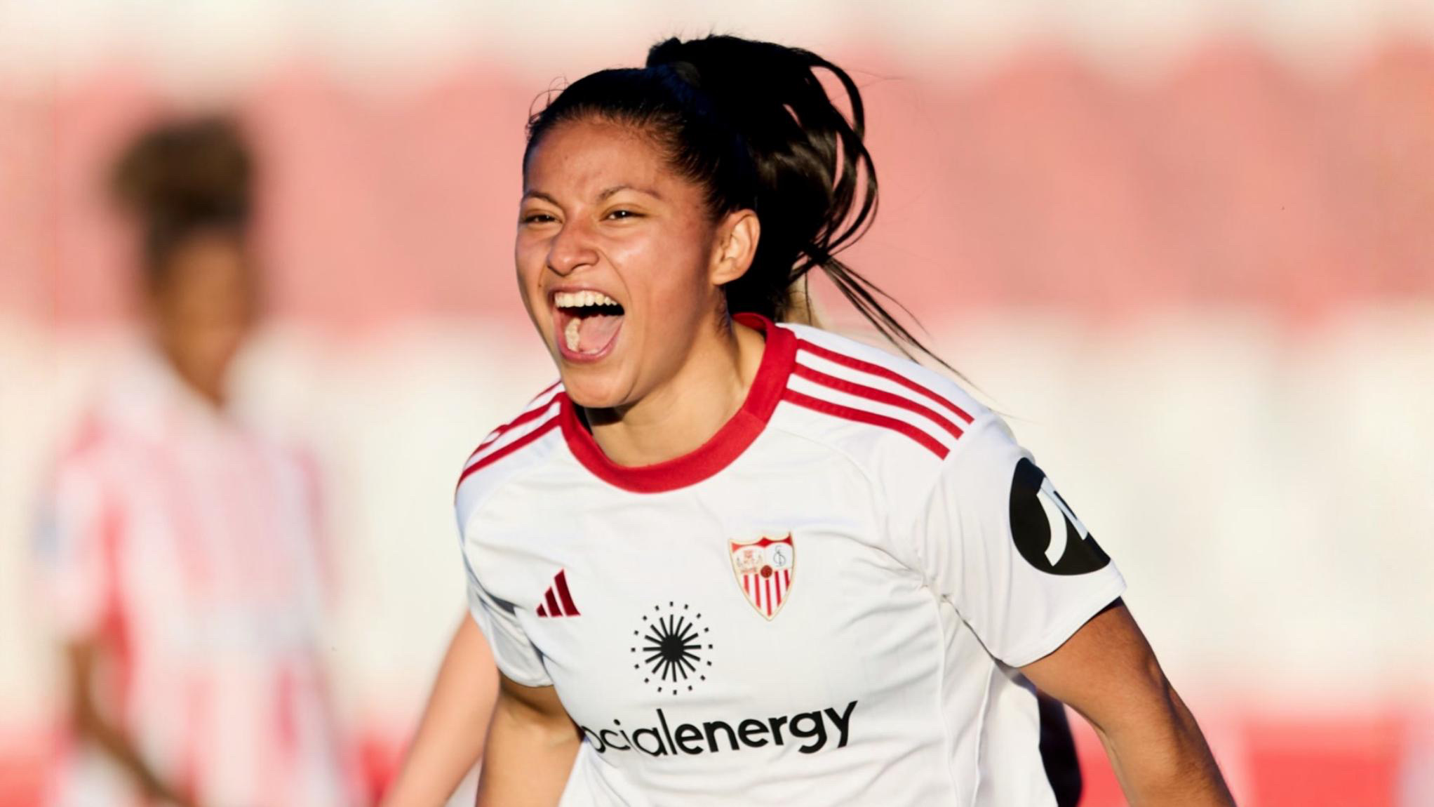 Andrea Álvarez firma doblete en la victoria del Sevilla pero termina expulsada ante el Atlético