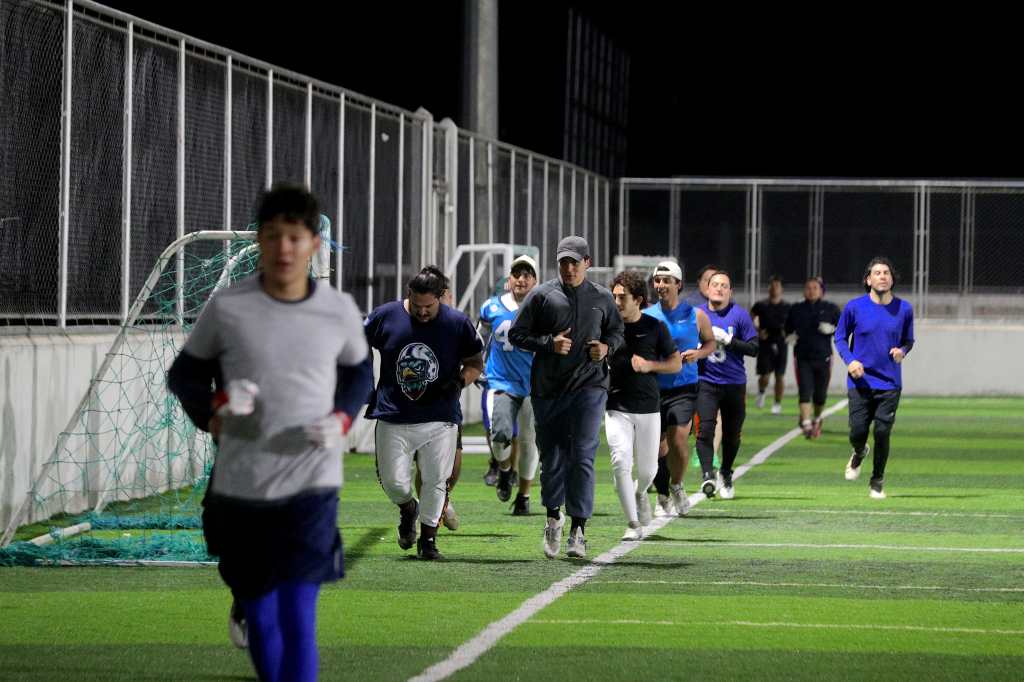 El ftbol americano en Guatemala ha tomado mucha popularidad entre los amantes del deporte. Por esta razn, te dejamos los lugares que existen en el pas dnde puedes aprender y llegar a jugar en la Liga Nacional.

La historia del ftbol americano en Guatemala se remonta al 2000, luego de la visita de un exjugador estadounidense, quien don equipamiento para entrenar y al mismo tiempo imparti una clnica de 2 das.

Foto:
BYON RIVERA 
27/01/2026