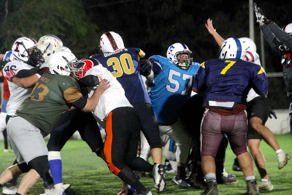 El ftbol americano en Guatemala ha tomado mucha popularidad entre los amantes del deporte. Por esta razn, te dejamos los lugares que existen en el pas dnde puedes aprender y llegar a jugar en la Liga Nacional.

La historia del ftbol americano en Guatemala se remonta al 2000, luego de la visita de un exjugador estadounidense, quien don equipamiento para entrenar y al mismo tiempo imparti una clnica de 2 das.

Foto:
BYON RIVERA 
27/01/2026