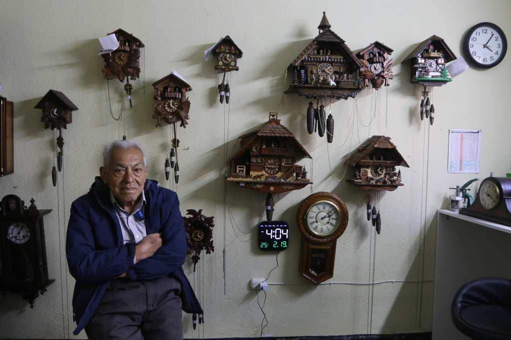 No Ramirez y su hijo Segio Ramirez. No se dedica a la reparacin y restauracin de relojes por ms de 30 aos, y su hijo Sergio sigue sus pasos desde 2020. Su taller esta ubicado en zona 7. Reparan desde relojes de pndulo hasta de pulsera, de alta o baja gama. Fotografa Prensa Libre: Valeria Betancourt 19-02-2026