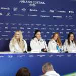 (De izquierda a derecha) Las esquiadoras estadounidenses Jacqueline Wiles, Lindsey Vonn, Isabella Wright, Mary Bocock, Breezy Johnson y Keely Cashman participan en una conferencia de prensa antes de los Juegos Olímpicos de Invierno Milano Cortina 2026.(Foto Prensa Libre: AFP).