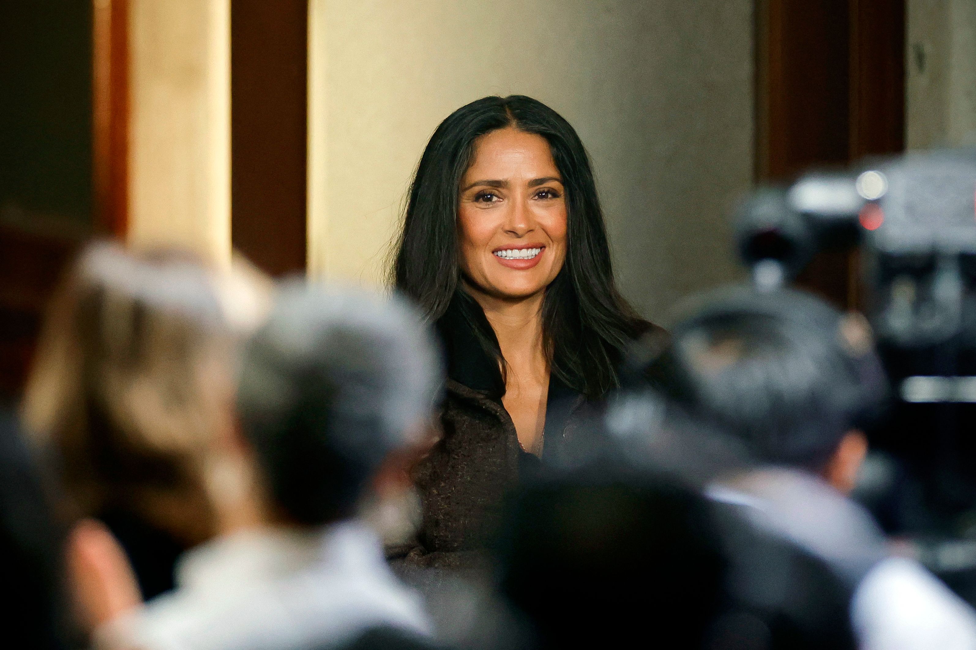 Salma Hayek robó las miradas siendo quien dio las palabras de bienvenida en la inauguración del Mundial 2026.  Su vestuario destacó y ha recibido críticas favorables.  (Foto Prensa Libre: Hemeroteca PL/AFP)