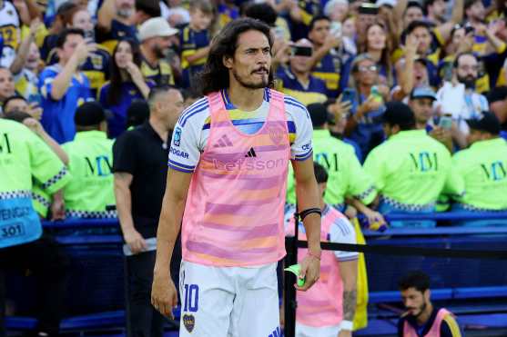 Boca Juniors' Uruguayan forward #10 Edinson Cavani gestures ahead of the Argentine Professional Football League 2026 Apertura Tournament match between Boca Juniors and Platense at La Bombonera Stadium in Buenos Aires on February 15, 2026. (Photo by ALEJANDRO PAGNI / AFP)