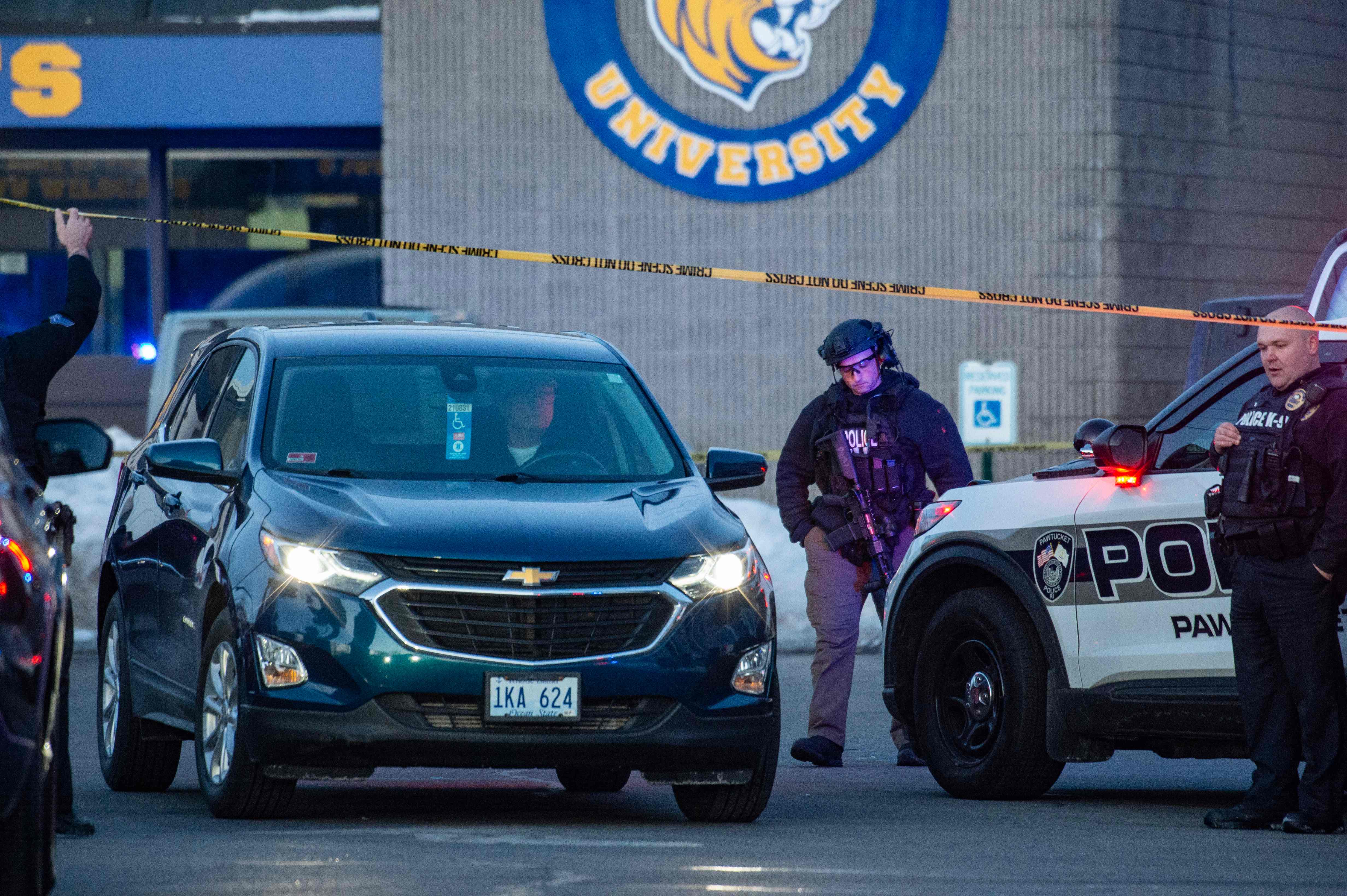 La policía se encuentra fuera del perímetro creado alrededor del estadio Dennis M. Lynch Arena, donde se produjo un tiroteo esta mañana en Pawtucket, Rhode Island, el 16 de febrero de 2026. (Foto Prensa Libre: AFP)