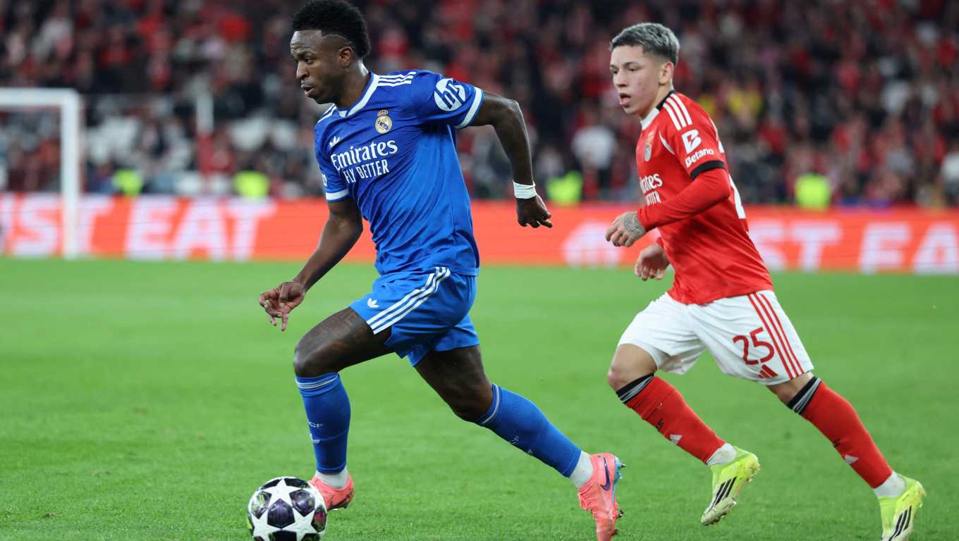Real Madrid's Brazilian forward #07 Vinicius Junior fights for the ball with SL Benfica's Argentine forward #25 Gianluca Prestianni during the UEFA Champions League knockout round play-off first leg football match between SL Benfica and Real Madrid CF at Estadio da Luz in Lisbon on February 17, 2026. (Photo by PATRICIA DE MELO MOREIRA / AFP)