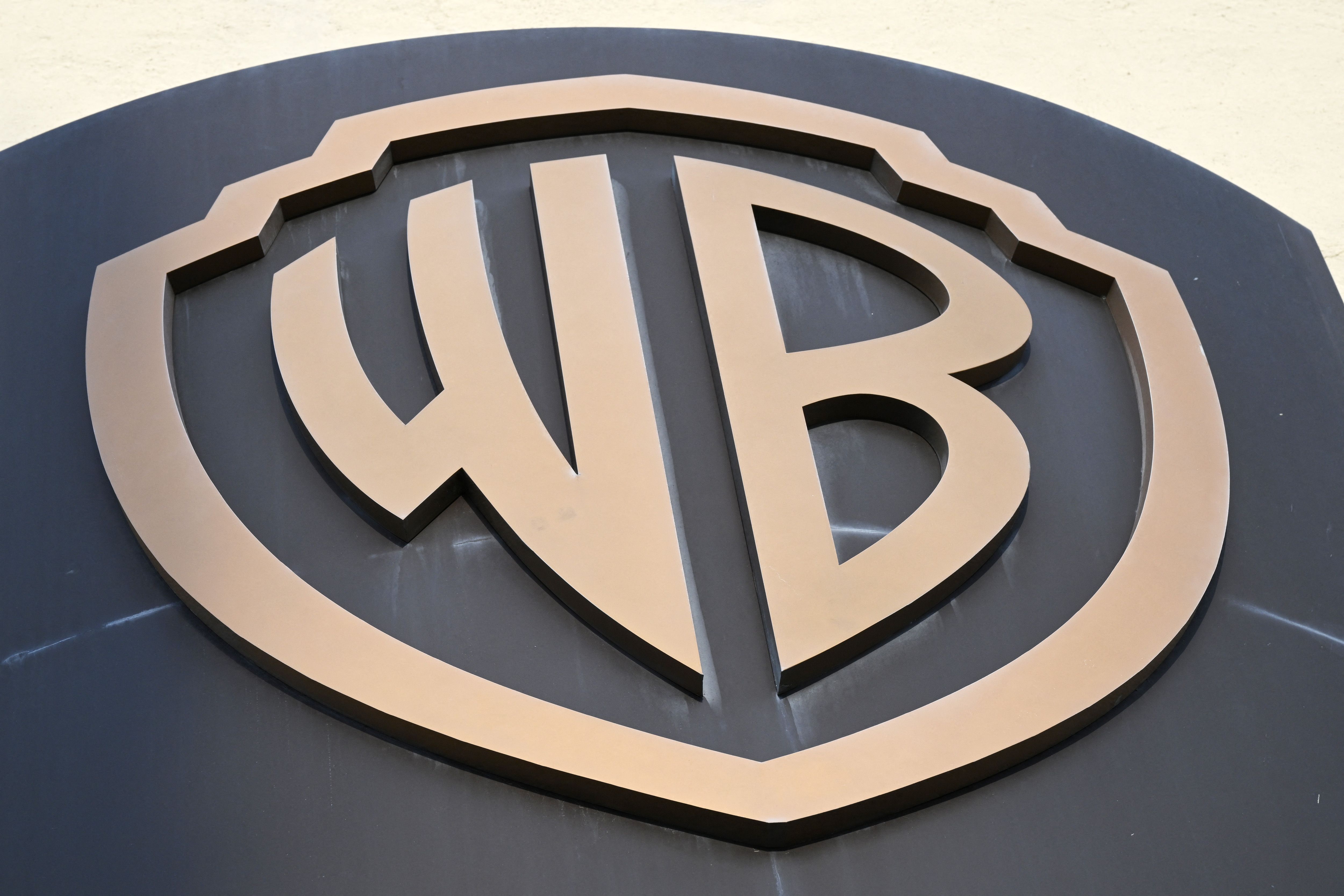 El logotipo de WB se ve en el exterior de Warner Bros. Studios, Burbank, California, el 21 de octubre de 2025. Warner Bros. Discovery anunció el 24 de febrero que recibió una propuesta de adquisición revisada de Paramount Skydance, incluso cuando la junta directiva del gigante estadounidense de medios reafirmó su apoyo a un acuerdo de compra previamente anunciado con Netflix. (Foto Prensa Libre: AFP)
