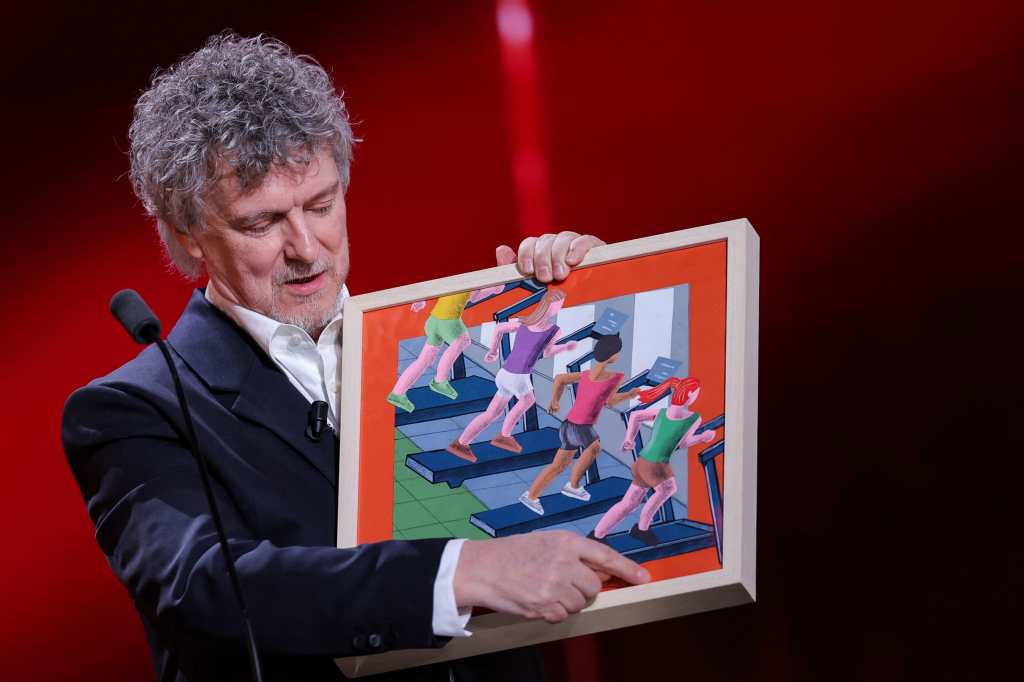 Jim Carrey recibe el César de honor con un cambio en el rostro que desata comentarios en redes