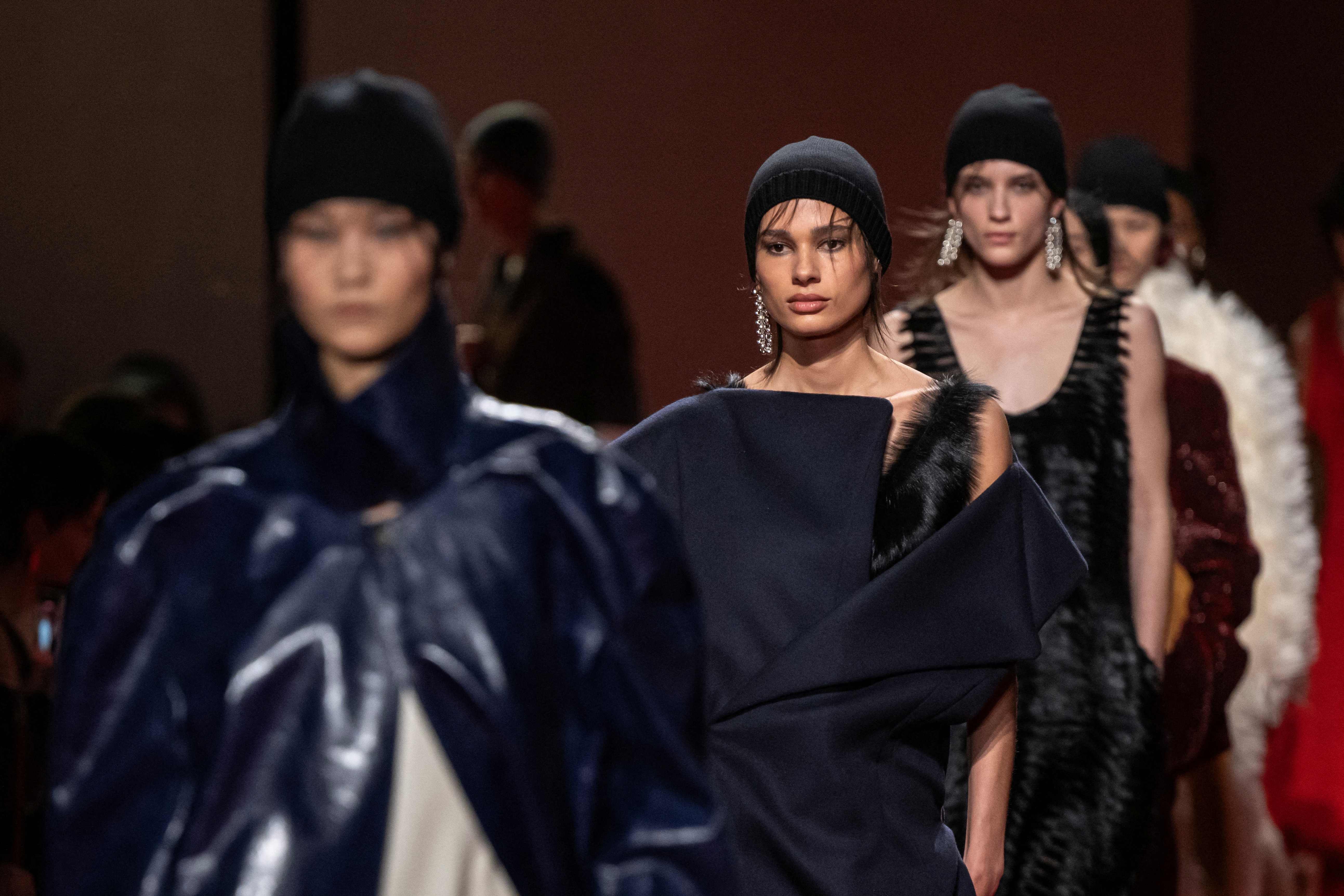 Demi Moore luce rejuvenecida con nuevo corte de cabello pero preocupa su extremada delgadez