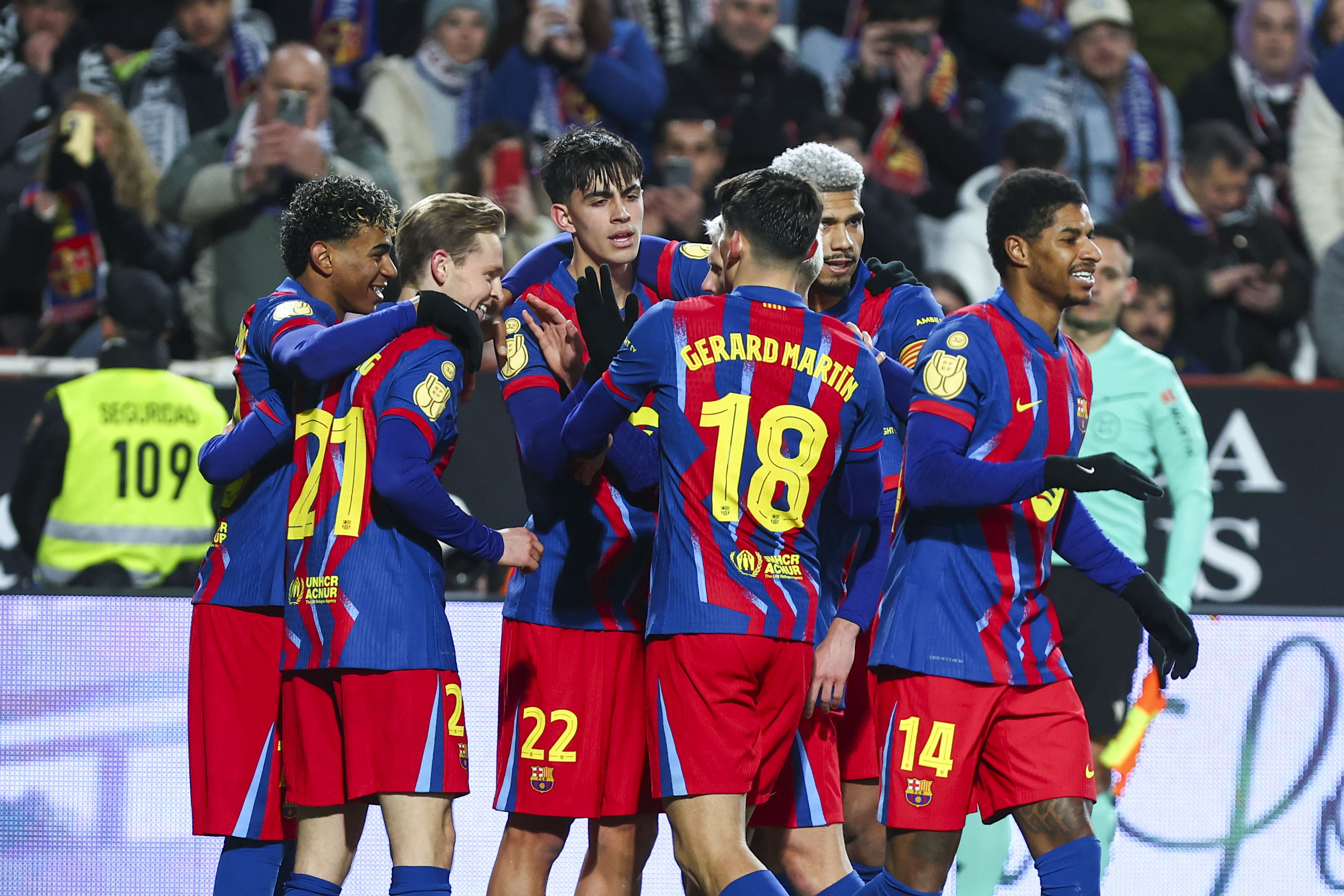 Lamine Yamal (i) celebra con sus compañeros tras marcar ante el Albacete