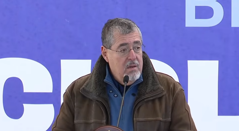 Bernardo Arévalo inaugura el ciclo escolar 2