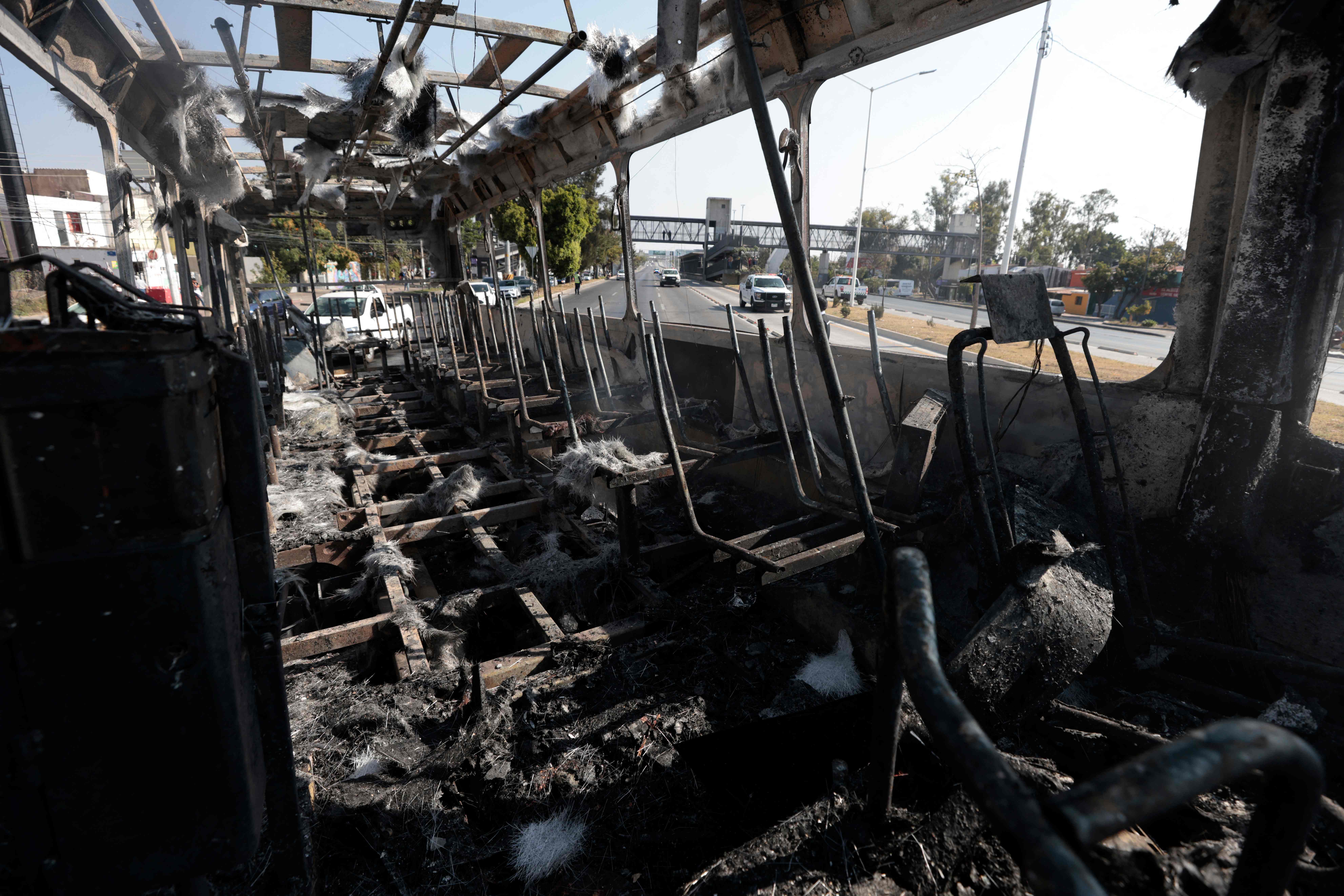 Restos de un autobús incendiado por grupos del crimen organizado, luego de la confirmación del abatimiento de alias "El Mencho" (Foto Prensa Libre: AFP) 