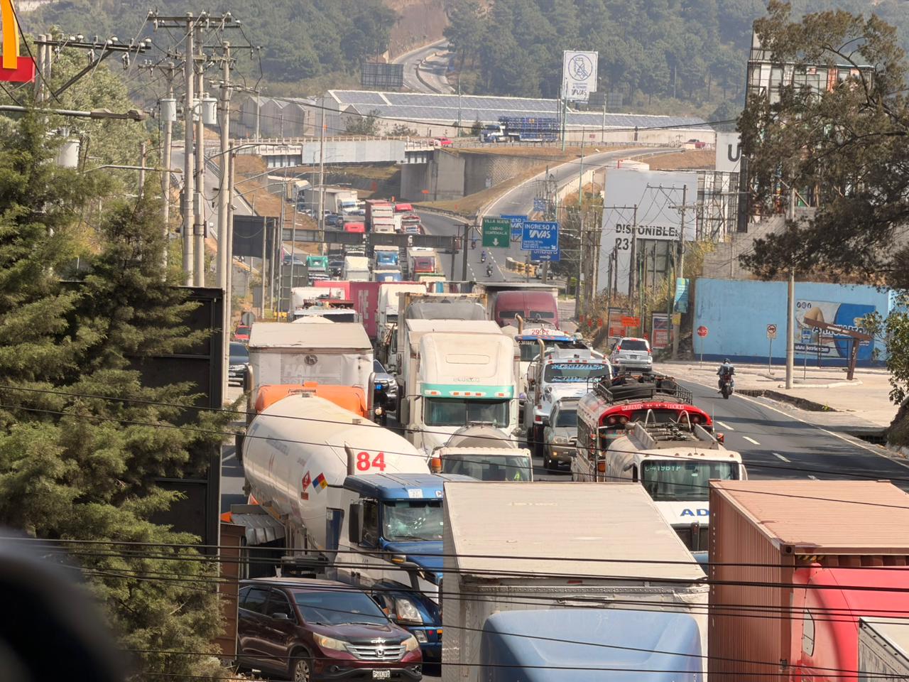 Accidente de tráiler complica tránsito en el km 23 de la ruta al Pacífico