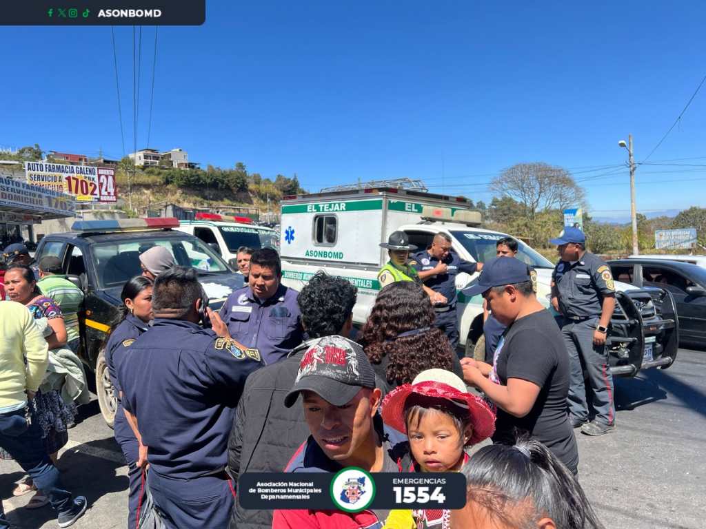 Bomberos trasladan en camilla a un herido tras accidente en la ruta Interamericana en Sumpango