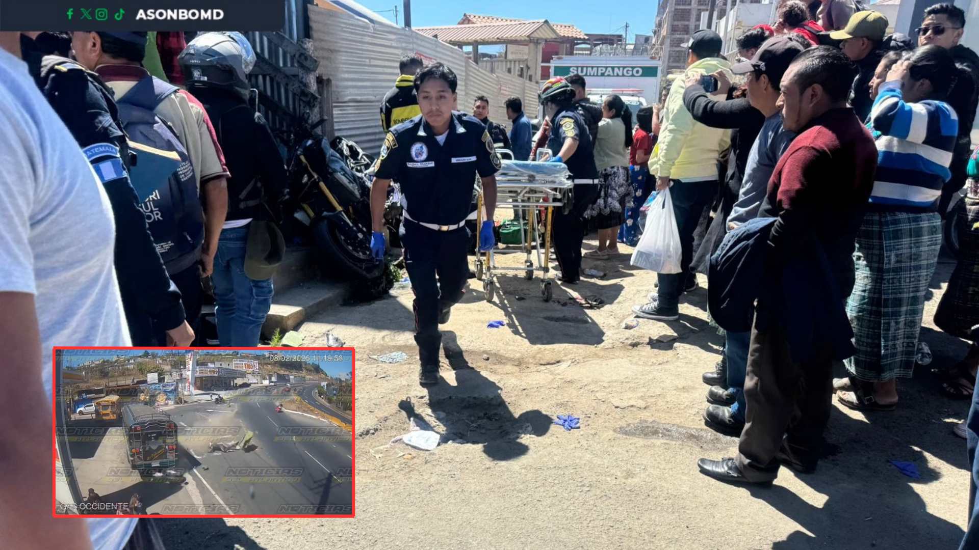 Bomberos trasladan en camilla a un herido tras accidente en la ruta Interamericana en Sumpango