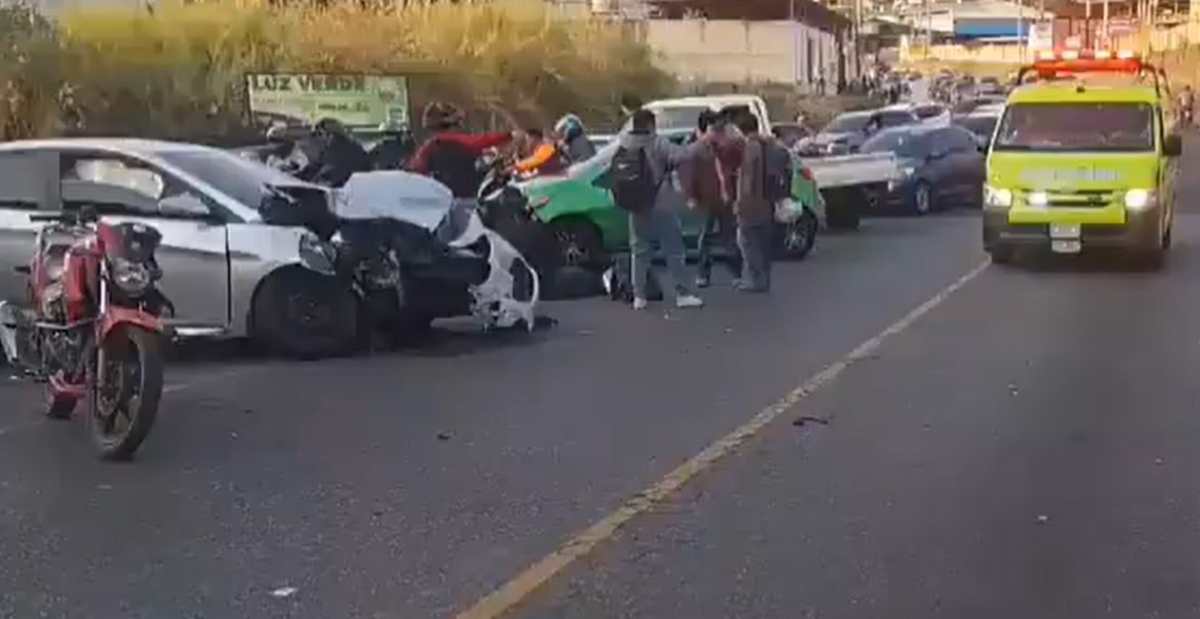 
El accidente ocurrió en la calle que conecta el puente Tubac con Torres Petapa, una zona de alta circulación en Villa Nueva. (Foto Prensa Libre: Captura de pantalla)
