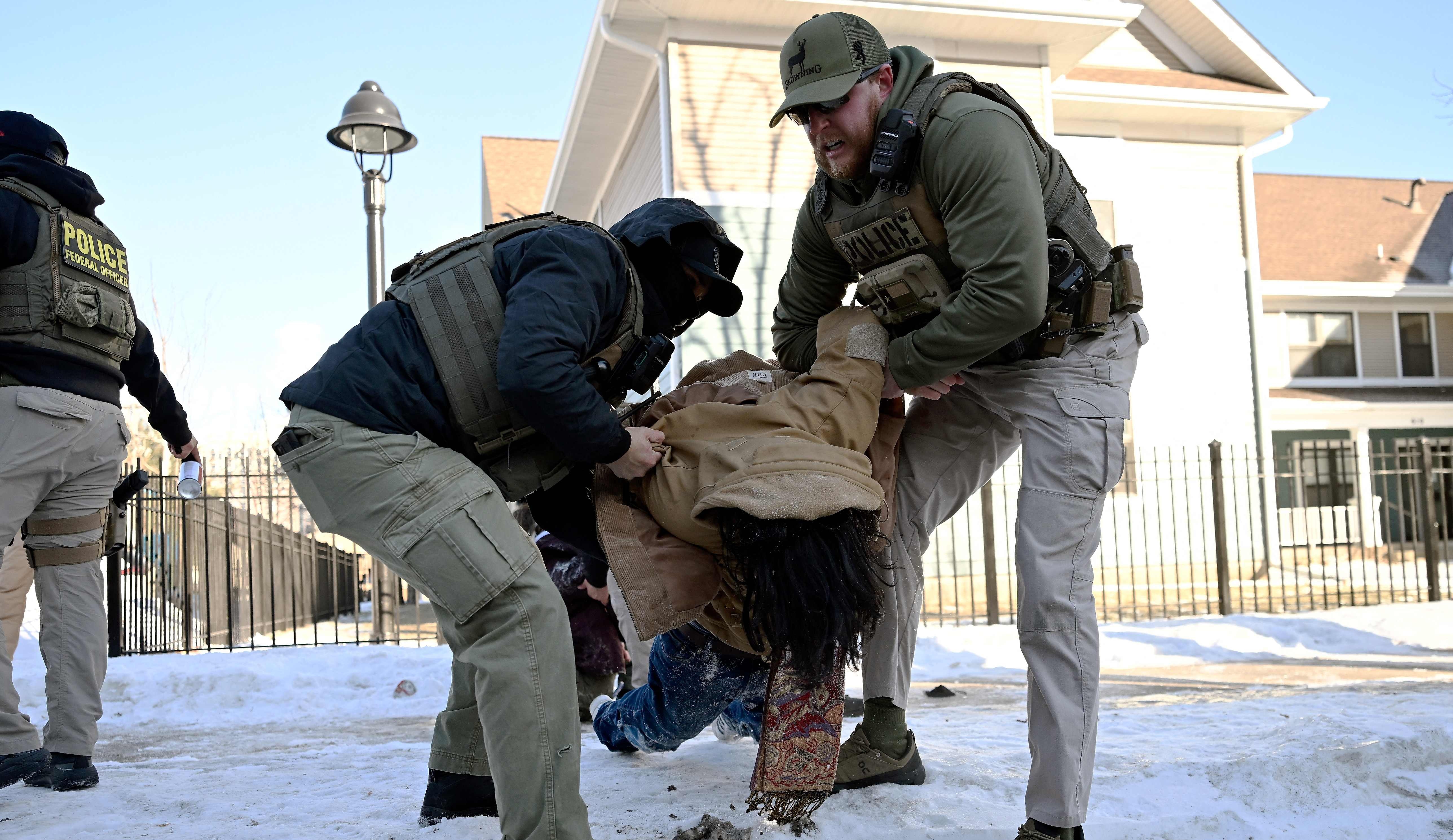 ¿Agentes del ICE con cámaras corporales? La medida para desacreditar a los manifestantes