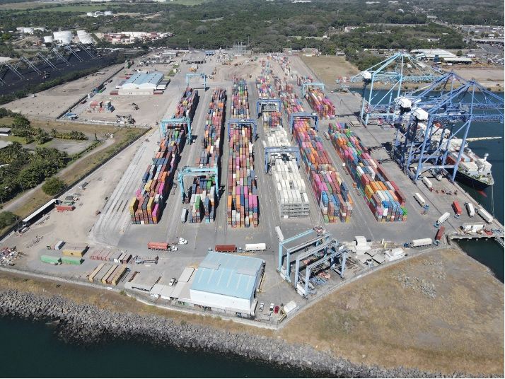 La ampliación del patio fue realizada con una inversión que alcanza los US$8 millones (unos Q40 millones) e incluye equipos especializados para agilizar la movilización de los contenedores. (Foto Prensa Libre: Cortesía APM Terminals)