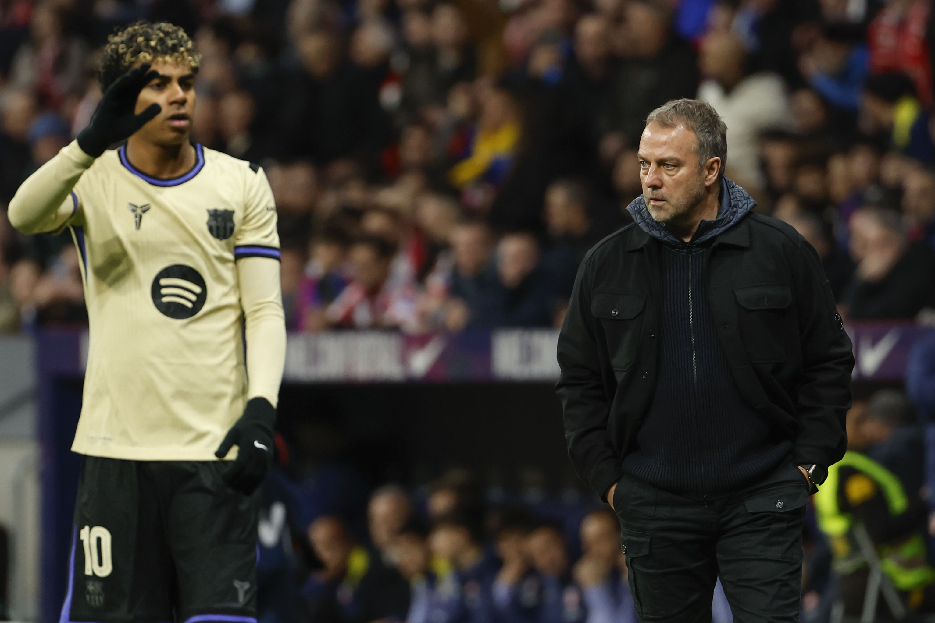 MADRID, 12/02/2026.- El entrenador alemán del FC Barcelona, Hans-Dieter Flick (dcha), durante el partido de ida de la semifinales de la Copa del Rey que Atlético de Madrid y FC Barcelona disputan este jueves en el estadio de Riyadh Air Metropolitano, en Madrid. EFE/Mariscal