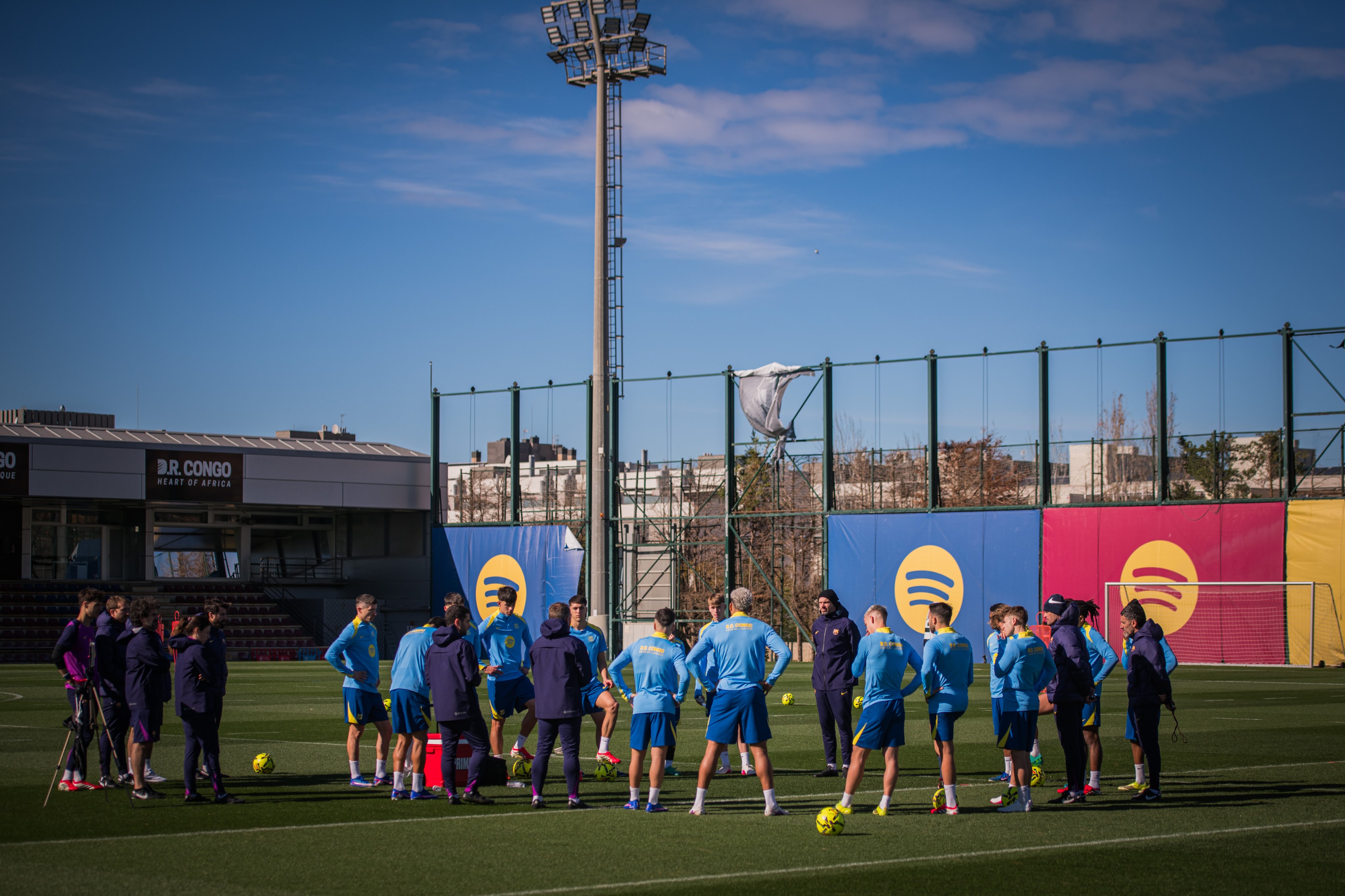 El conjunto del FC Barcelona durante la última práctica previo al juego frente al Girona. (Foto Prensa Libre: FC Barcelona).