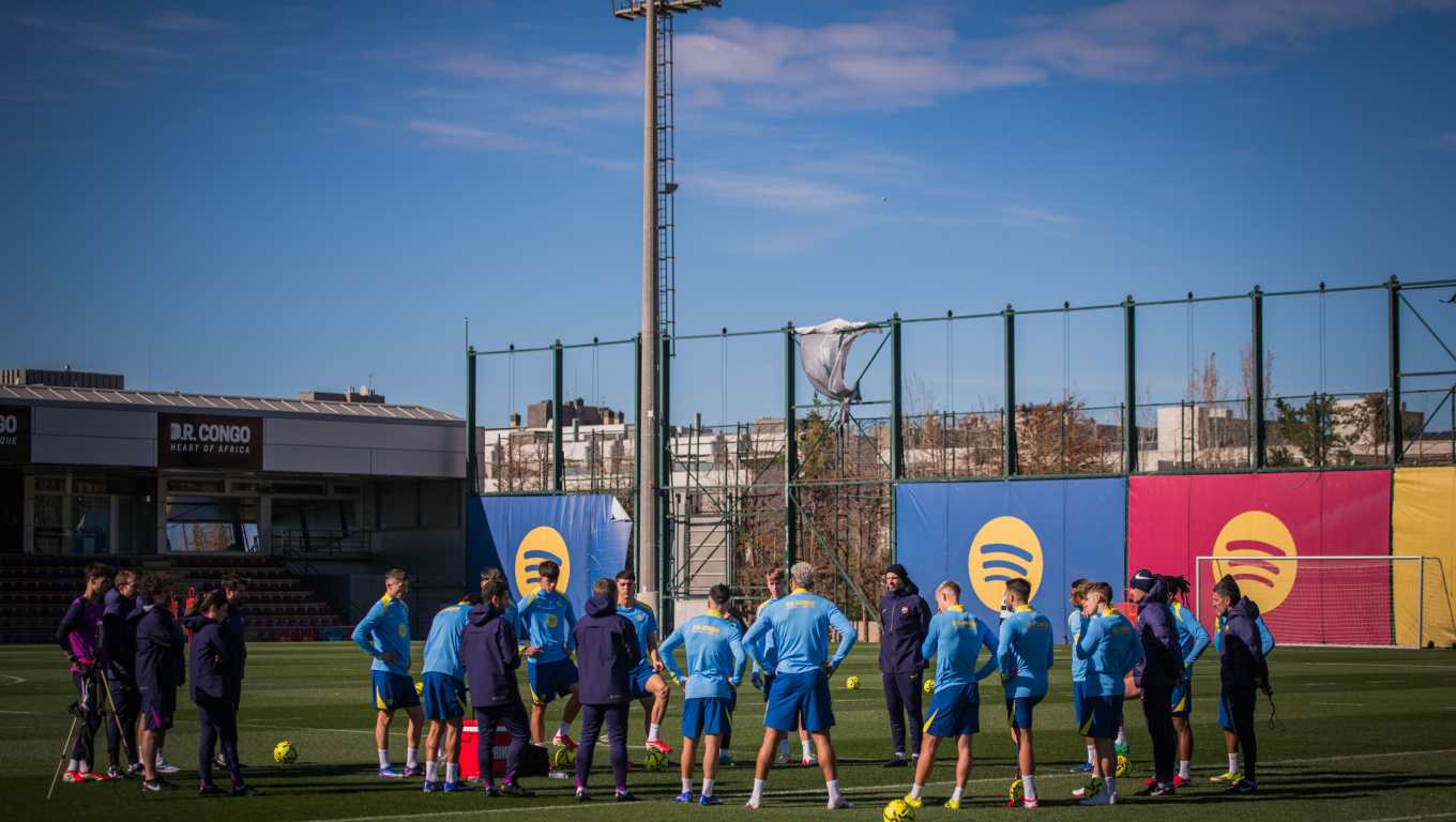 El conjunto del FC Barcelona durante la última práctica previo al juego frente al Girona. (Foto Prensa Libre: FC Barcelona).