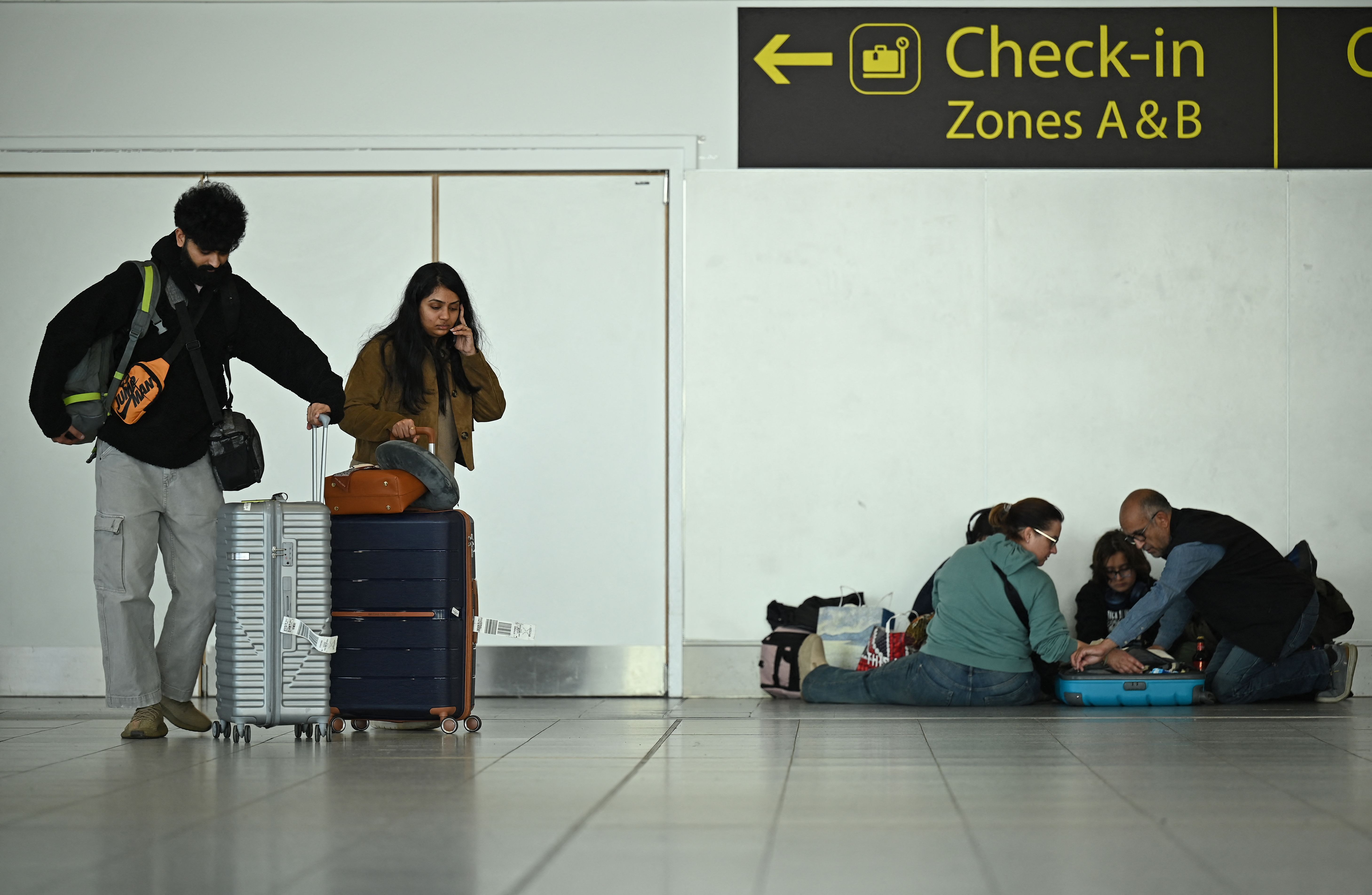 Pasajeros permanecen en la terminal norte del aeropuerto de Londres Gatwick en Crawley el 28 de febrero de 2026 tras la cancelación de vuelos hacia Oriente Medio luego de los ataques de Estados Unidos e Israel contra Irán. (Foto Prensa Libre: AFP)