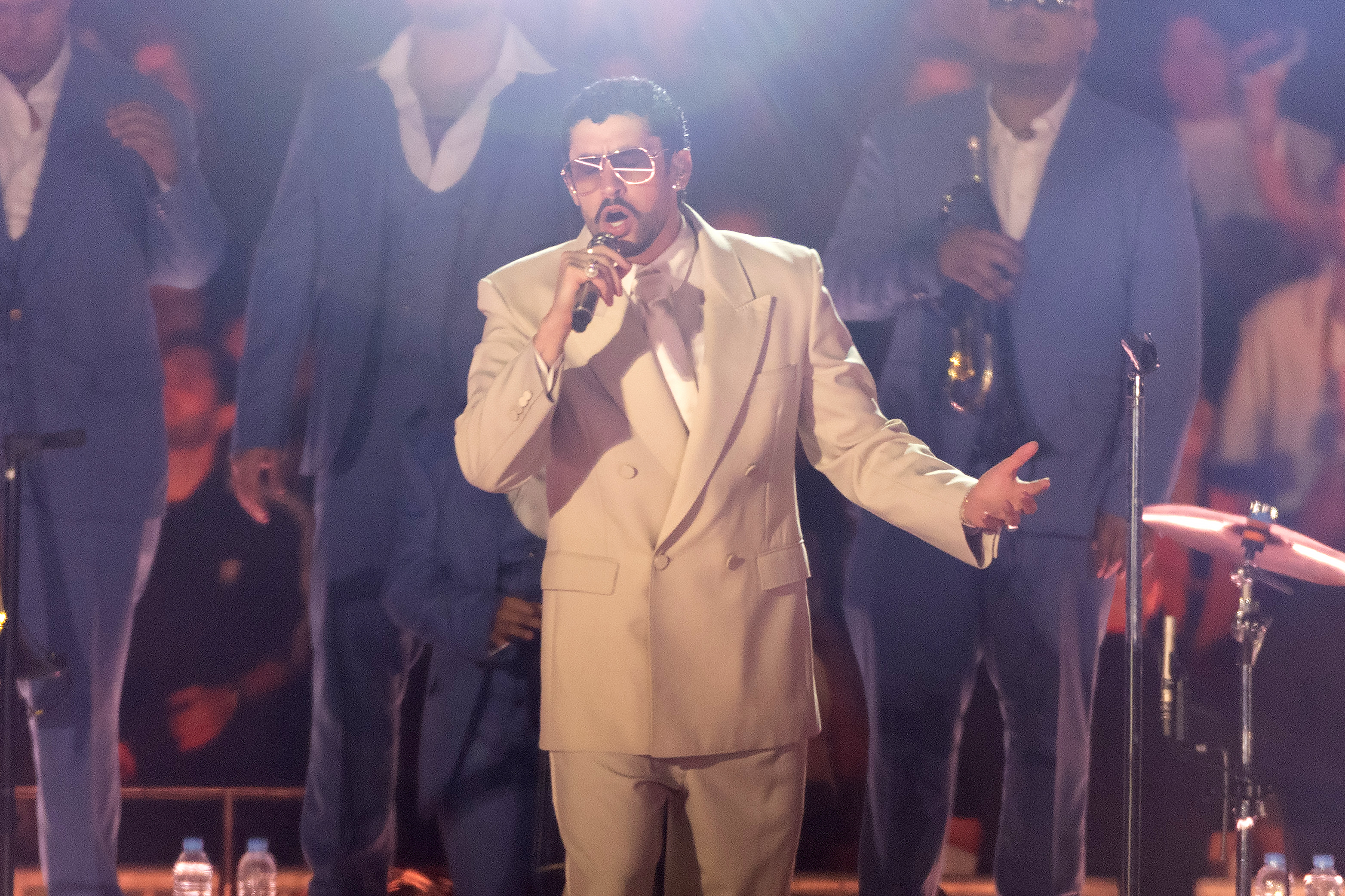  El cantante puertorriqueño Bad Bunny durante un concierto de su gira "DeBí TiRAR MáS FOToS".  Es el gran ganador de los Premios Lo Nuestro. (Foto Prensa Libre: EFE)