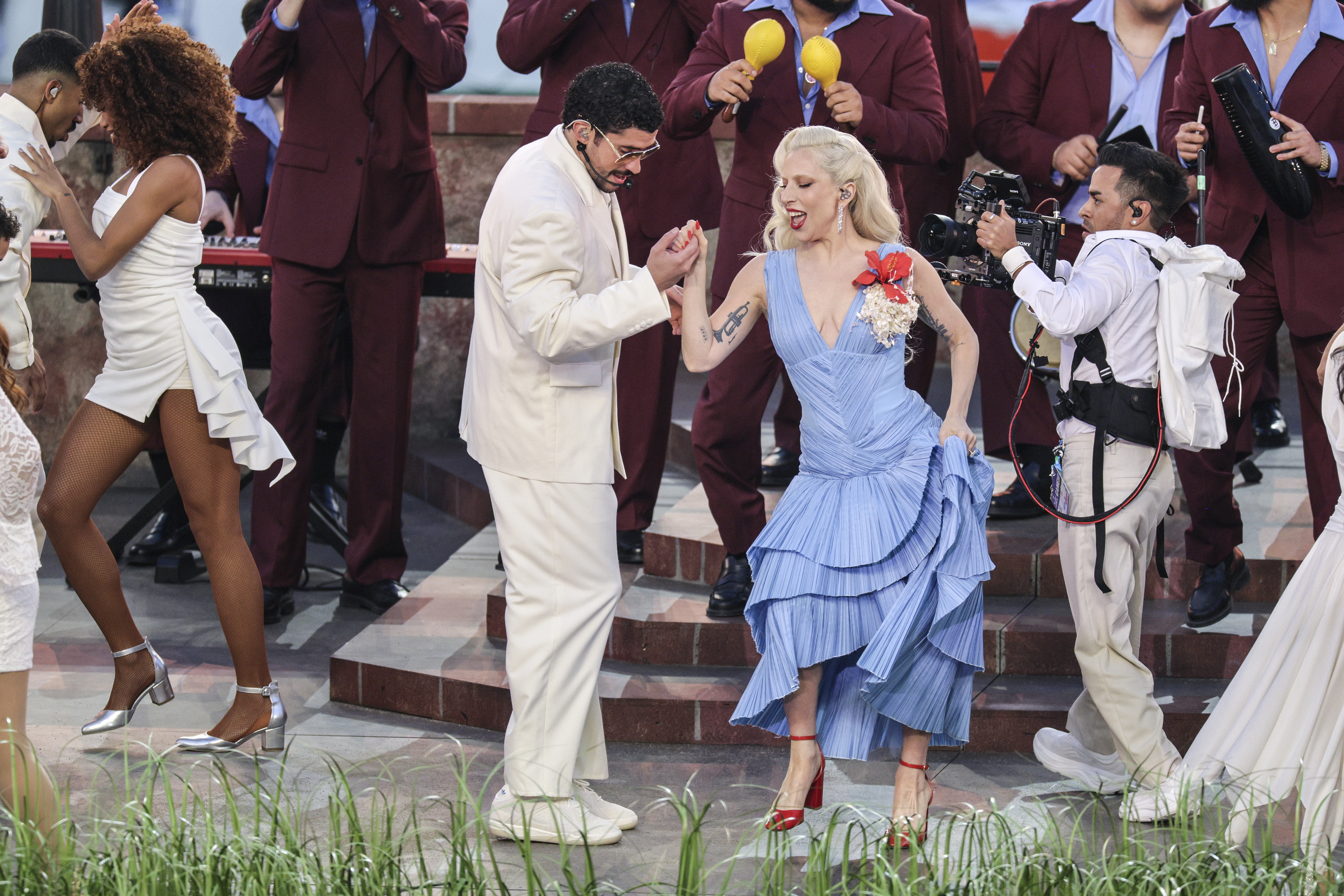 Bad Bunny y Lady Gaga durante el show de medio tiempo de Super Bowl.  (Foto Prensa Libre: EFE)