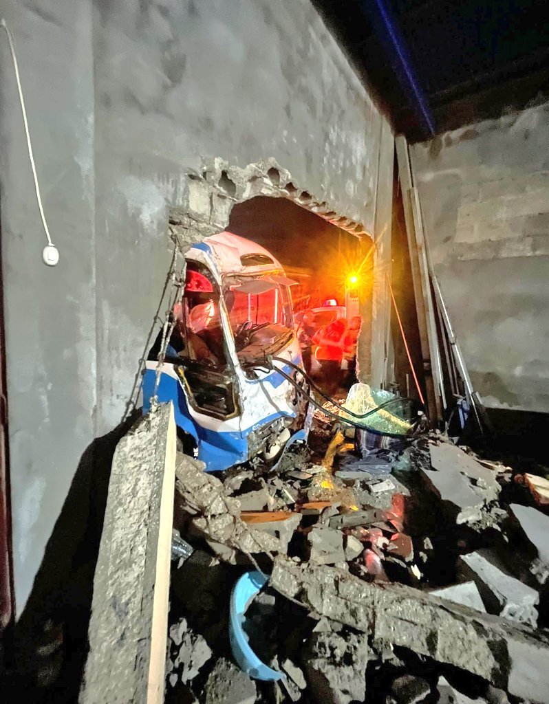 Bus pierde el control y choca contra vivienda en el kilómetro 184.5 de ...