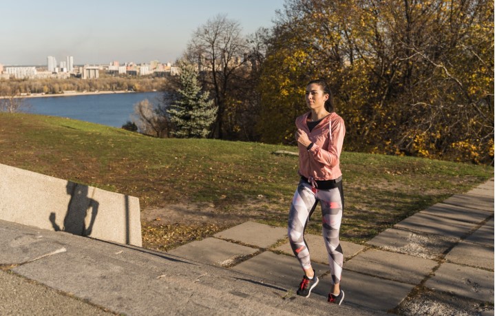 Actividades sencillas como caminar o subir escaleras pueden hacer la diferencia en una vida saludable, dicen los expertos. (Foto: Freepik)