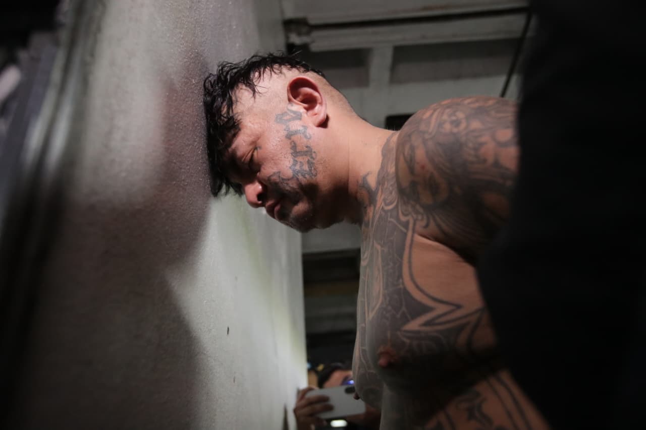 Carlos Agustín Reyes Popol, alias Bufón, llega a la Torre de Tribunales luego de su captura en San Pedro Ayampuc, zona 18.