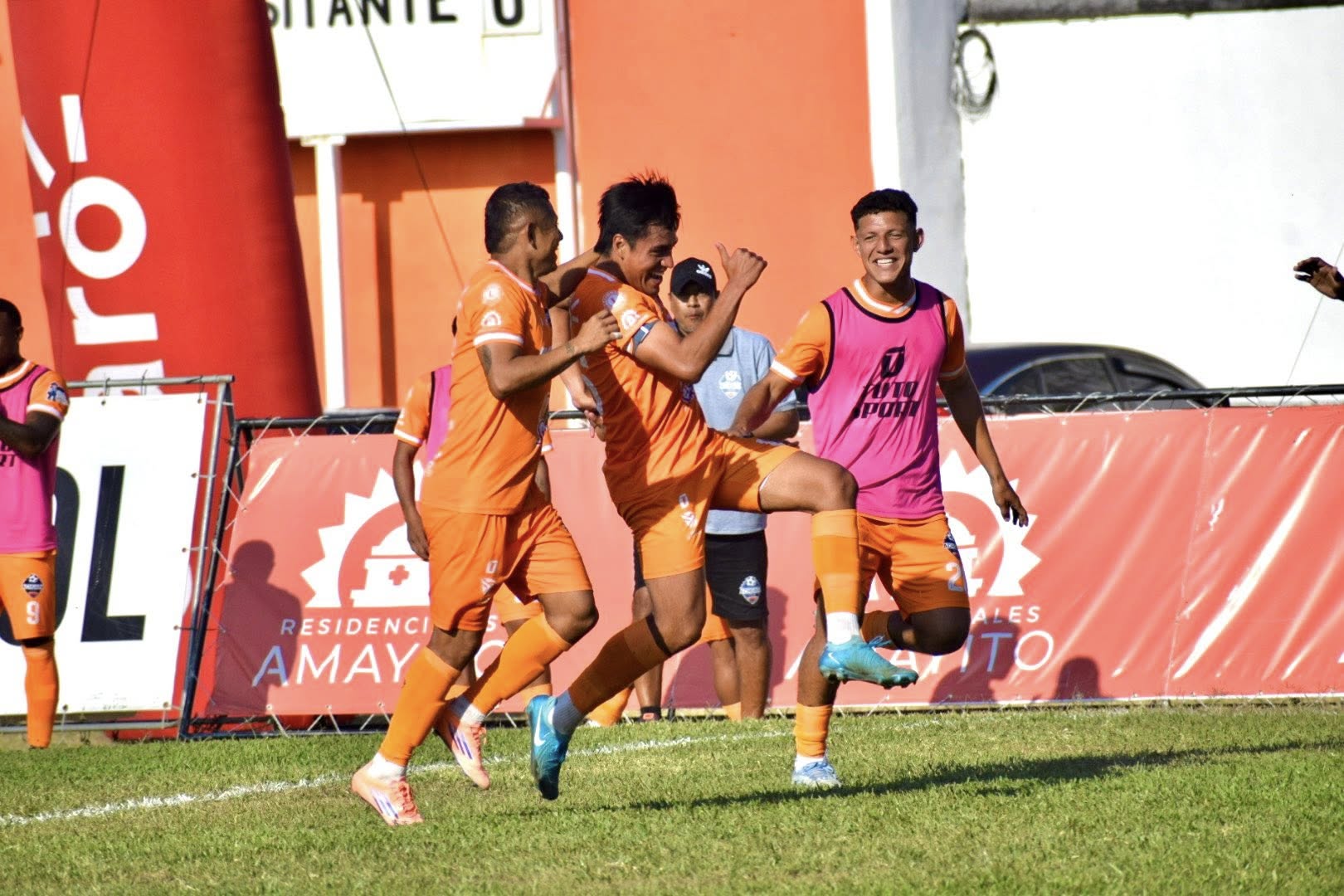 Carlos Santos celebra con Óscar Mejía y Erick Sánchez el único gol del encuentro. (Foto Prensa Libre: Deportivo Achuapa).