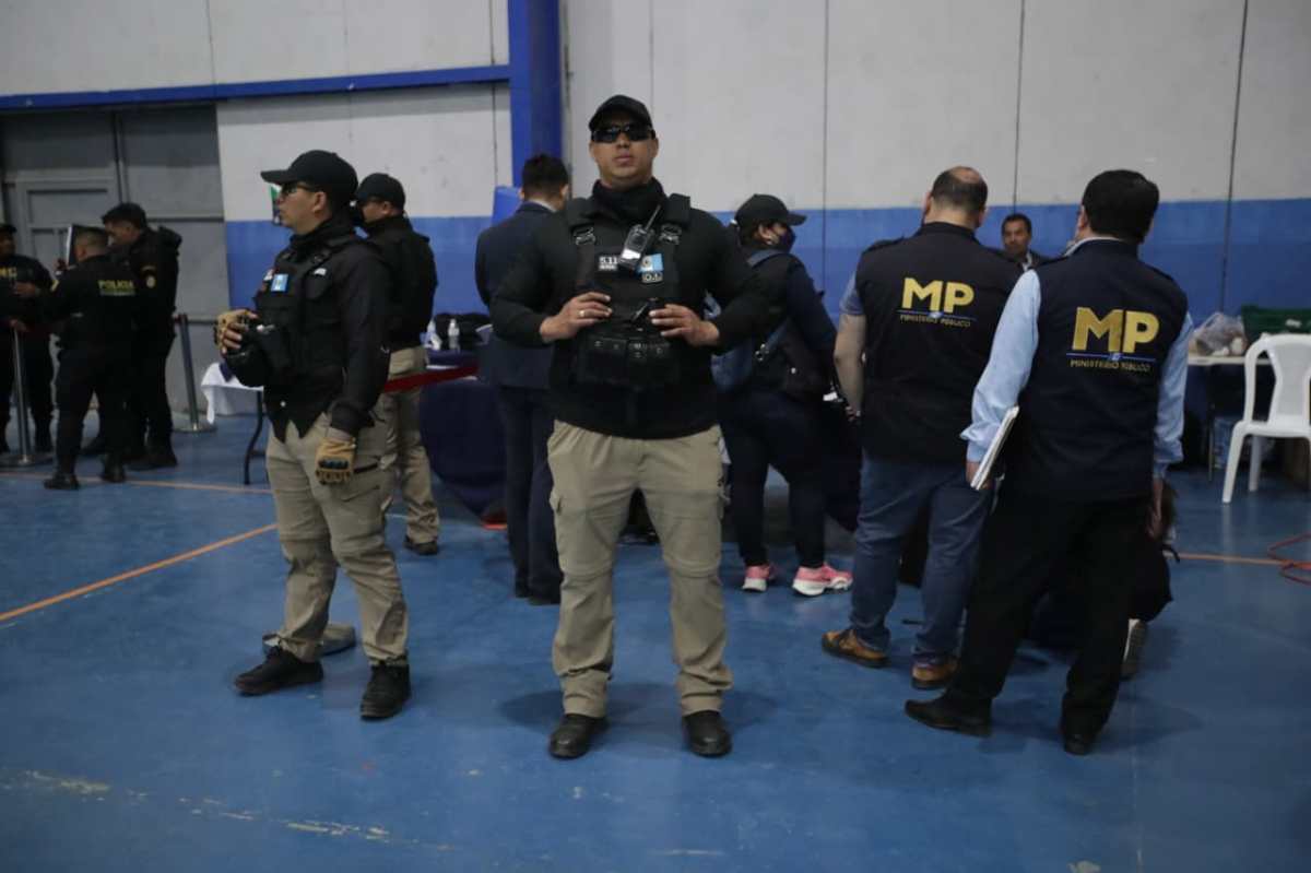 Personal del Ministerio Público irrumpe en las elecciones del Cang para magistrados de la CC. (Foto Prensa Libre: María Reneé Barrientos)
