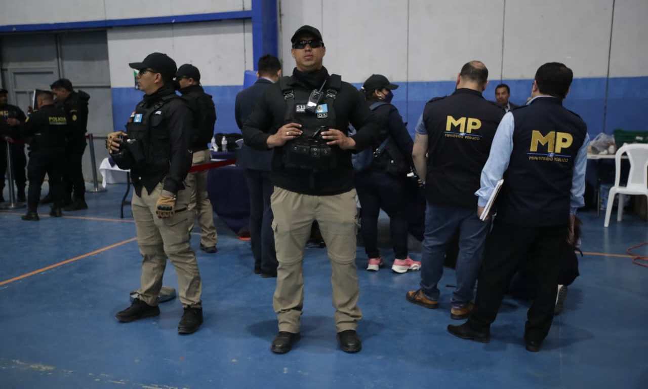 Personal del Ministerio Público irrumpe en las elecciones del Cang para magistrados de la CC. (Foto Prensa Libre: María Reneé Barrientos)