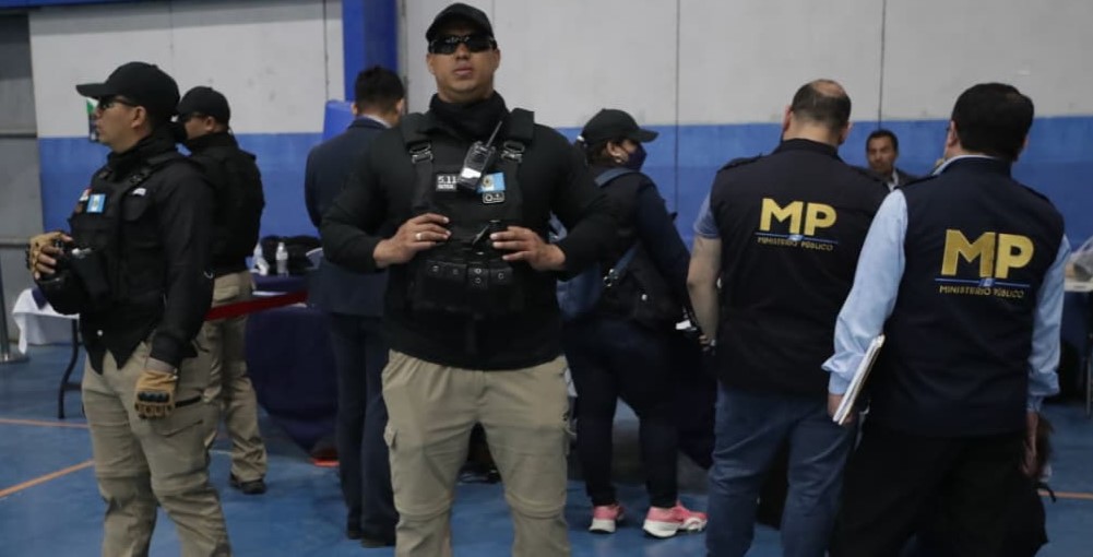Personal del Ministerio Público irrumpe en las elecciones del Cang para magistrados de la CC. (Foto Prensa Libre: María Reneé Barrientos)