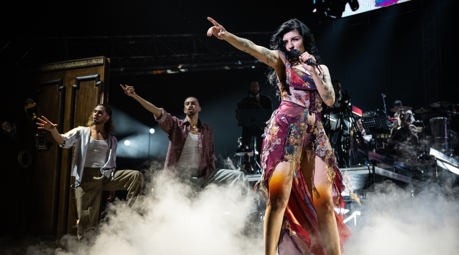 Cazzu promociona la gira "Linaje Tour 2026". (Foto Prensa Libre: Cortesía 2 Mundos | @irishsuarez )